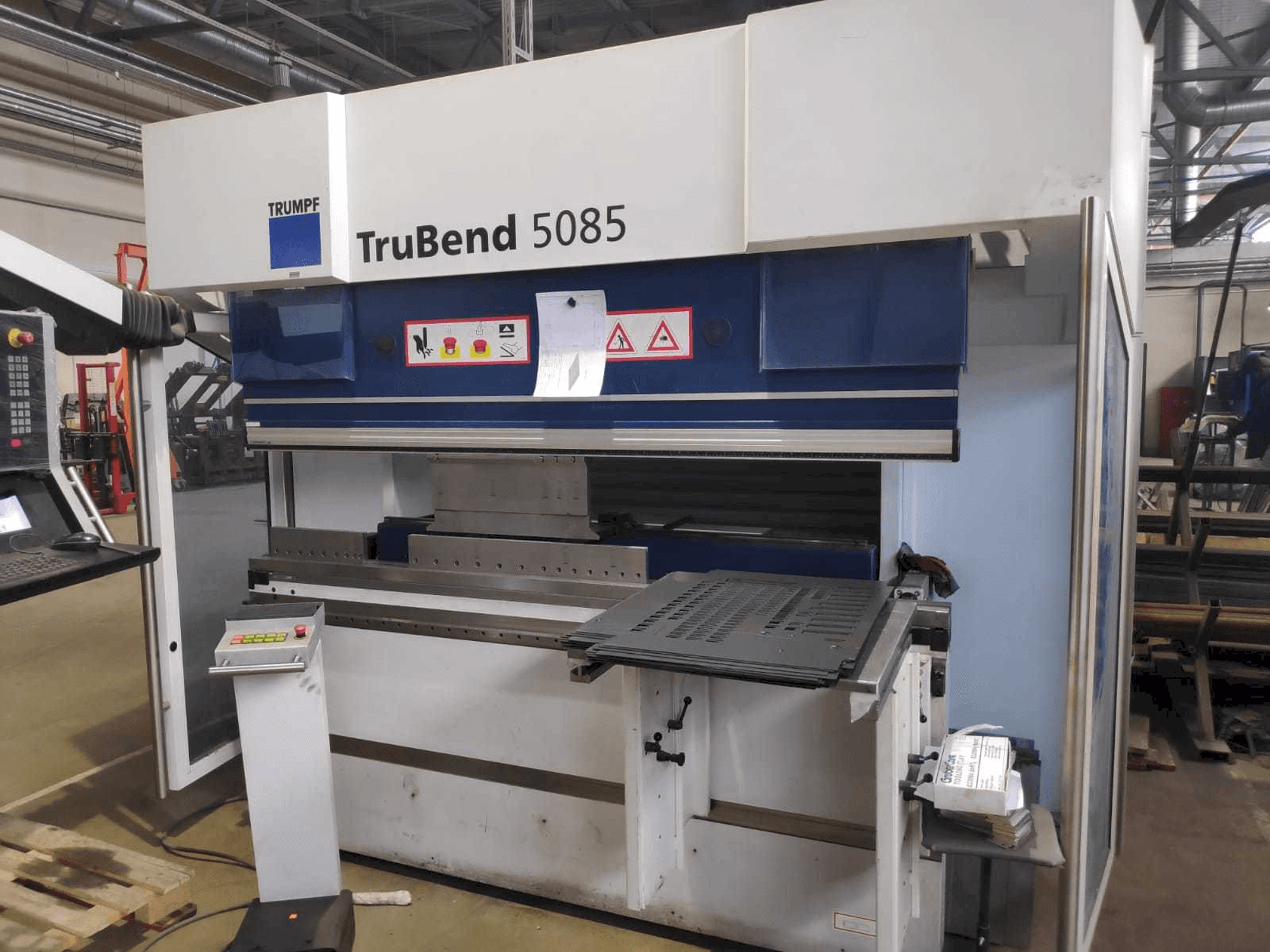 Vista frontal de la máquina Trumpf TruBend 5085