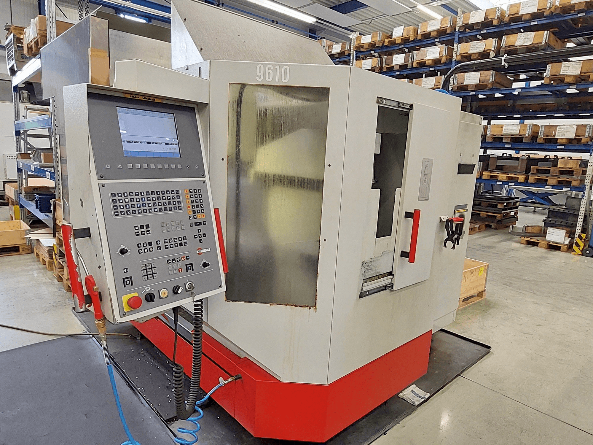 Vista frontal de la máquina HERMLE U 630 T