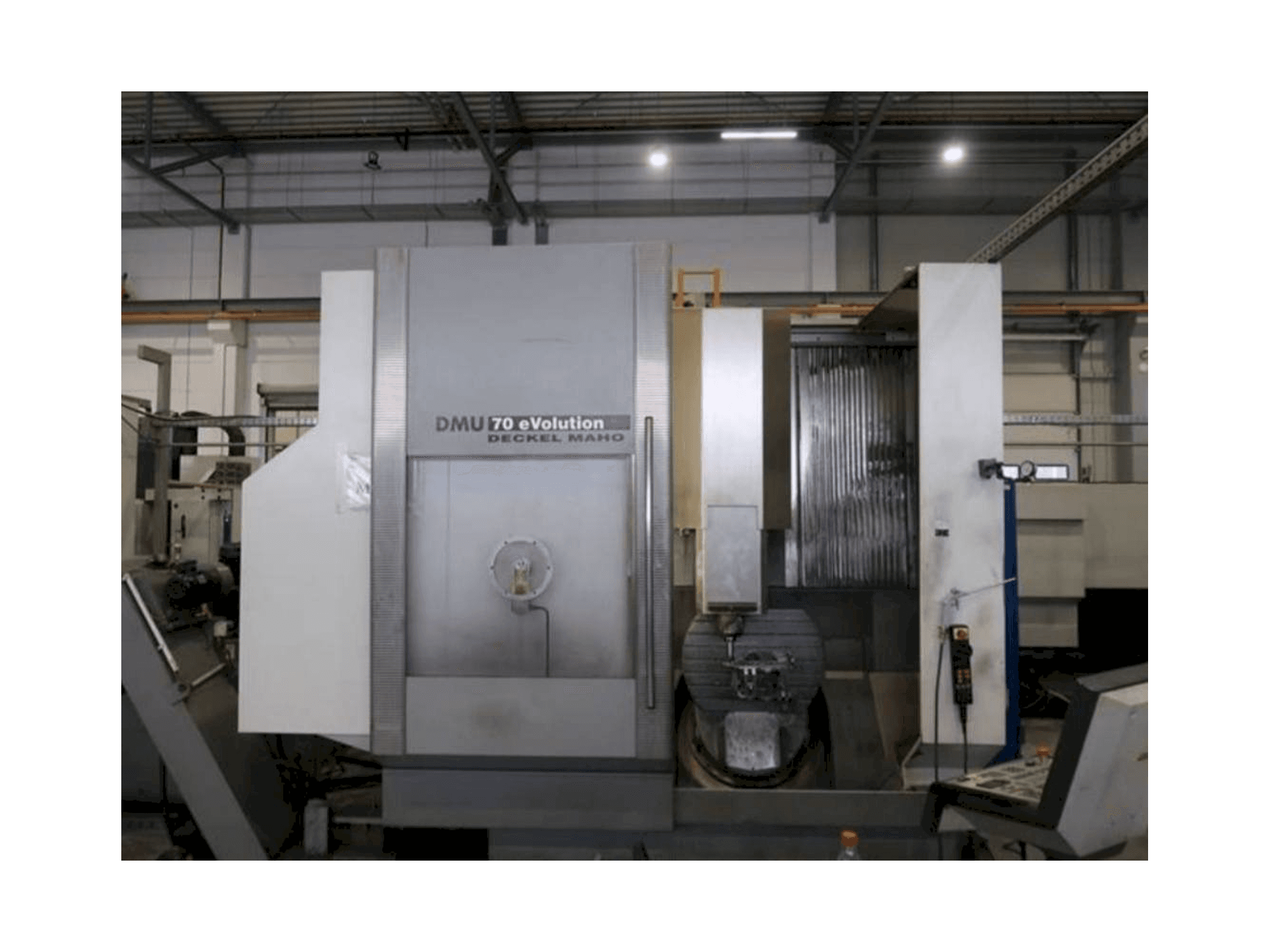 Vista frontal de la máquina DECKEL MAHO DMU 70 eVolution