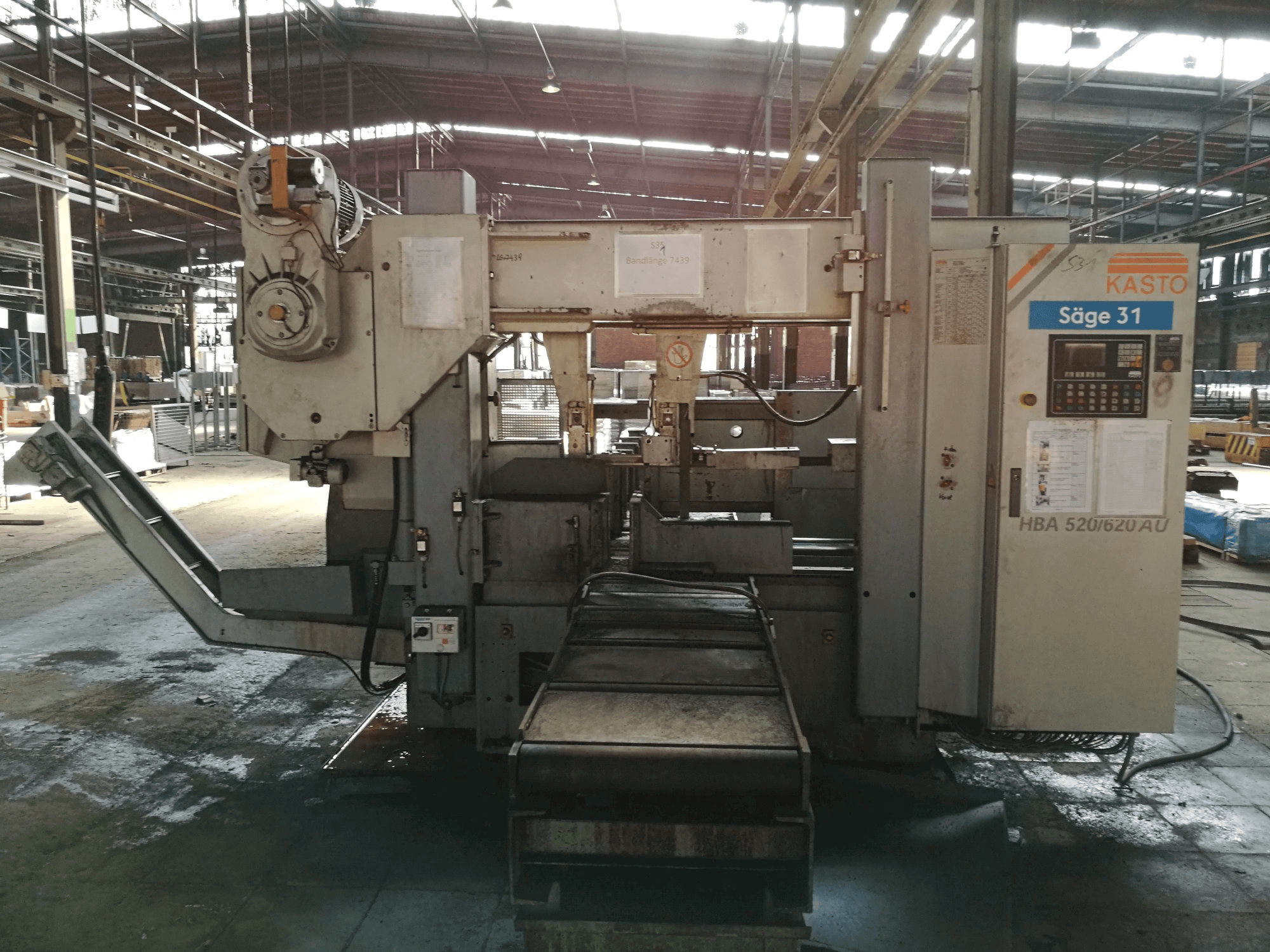 Vista frontal de la máquina KASTO HBA 520/620 AU