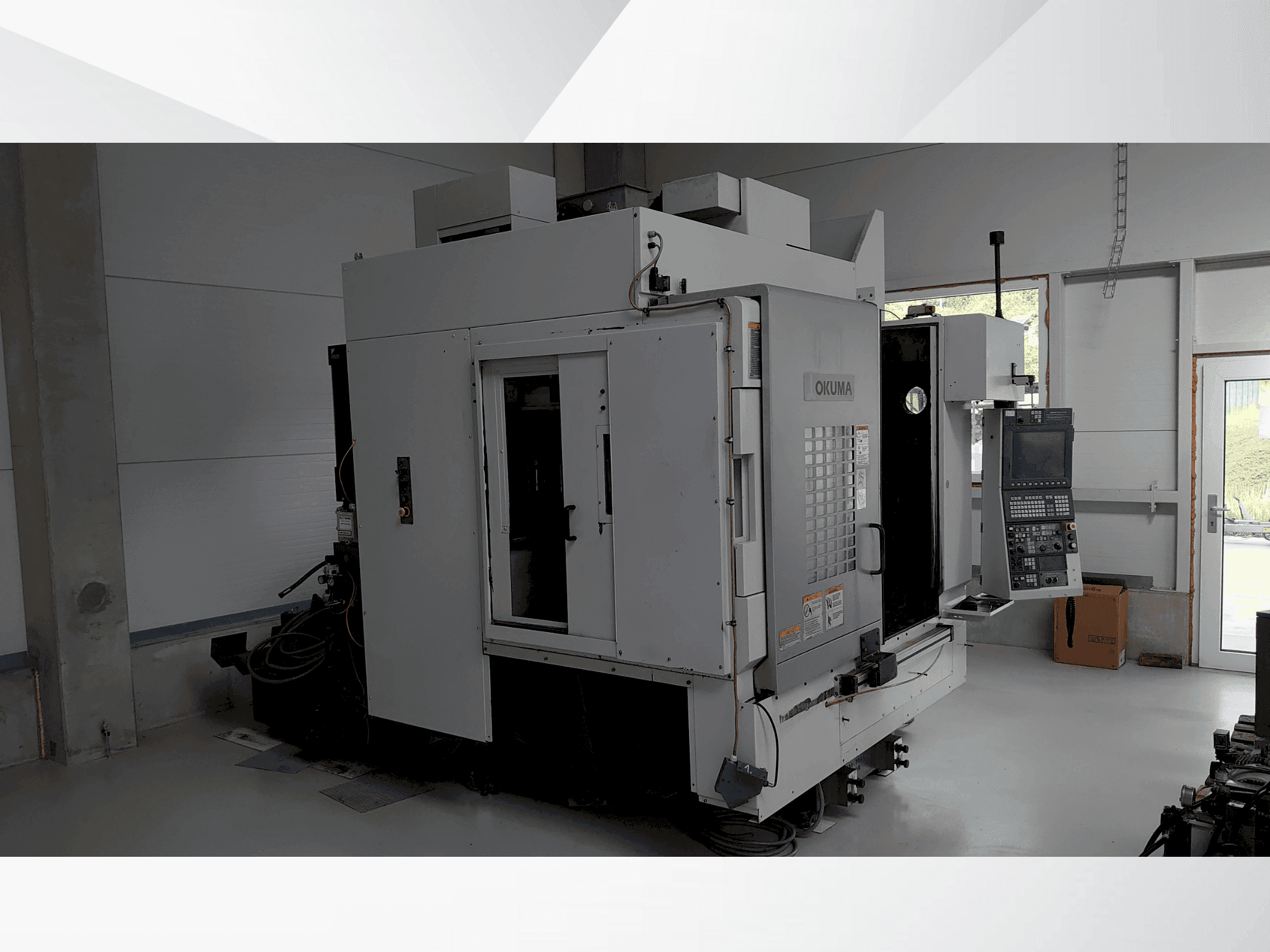 Vista frontal de la máquina Okuma MU-400VA