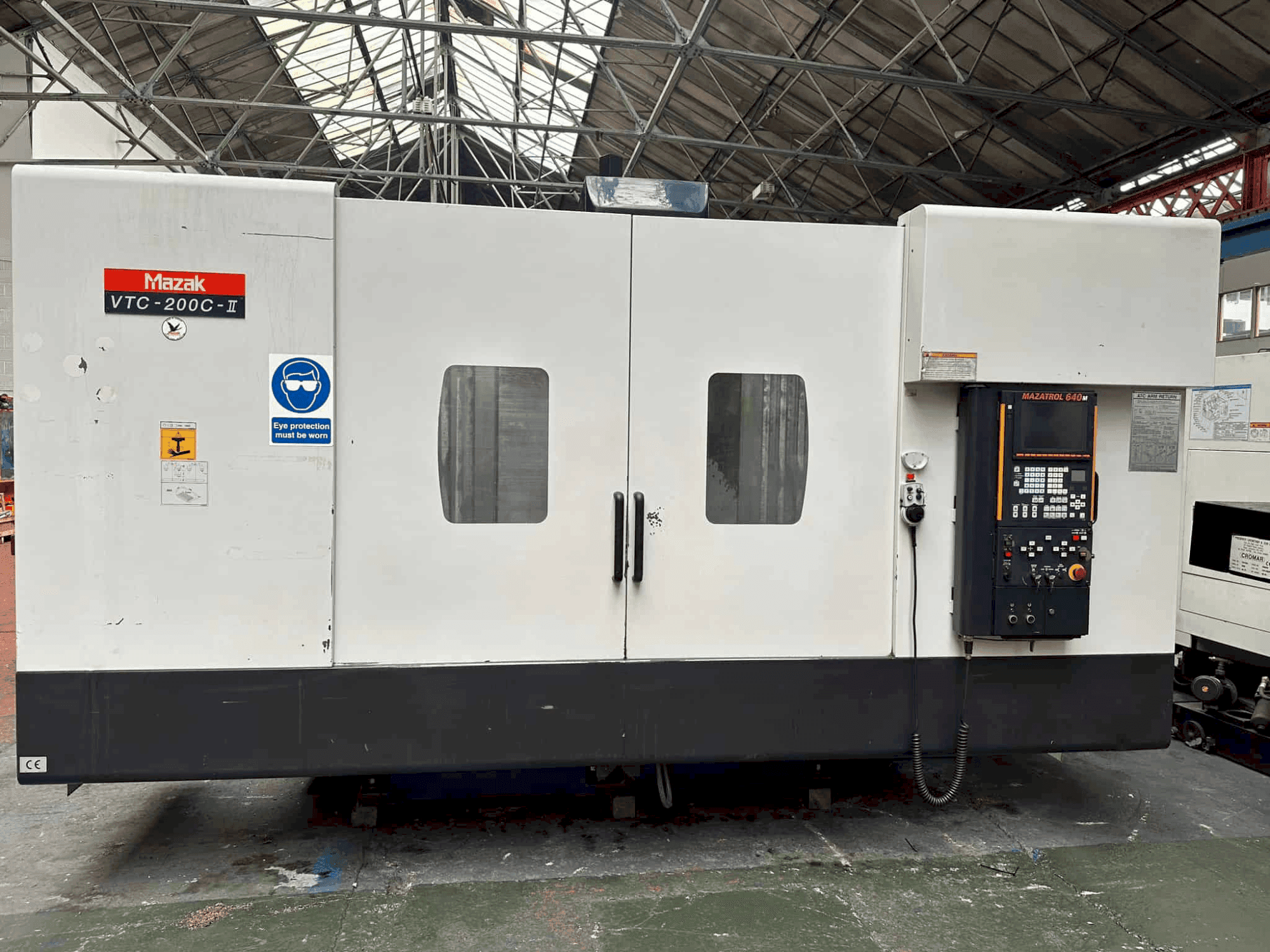 Vista frontal de la máquina Mazak VTC - 200C