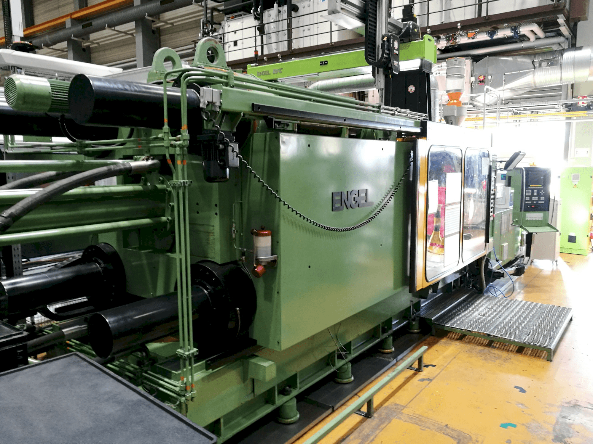 Vista derecha de la máquina ENGEL ES 4400/800