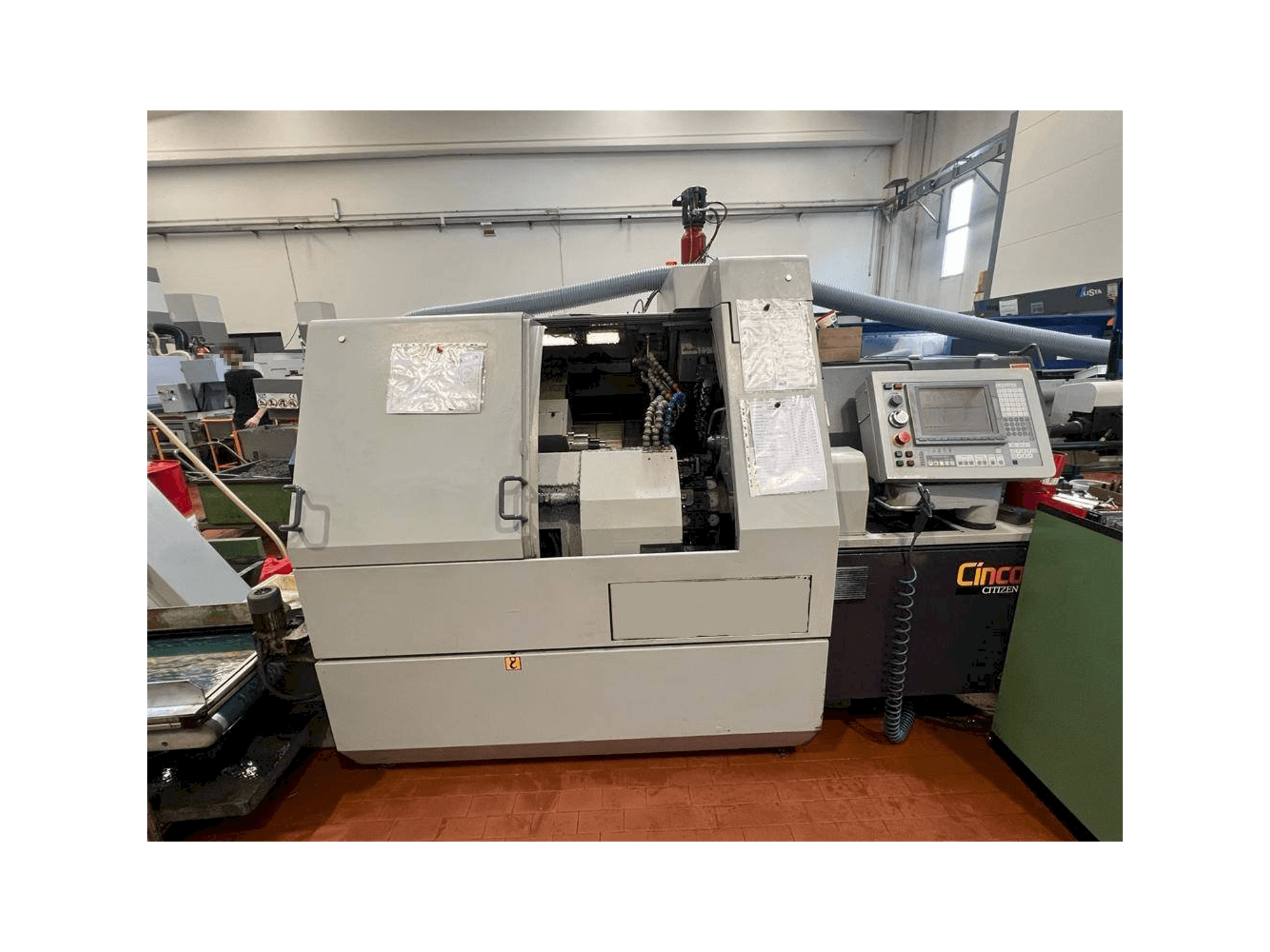 Vista frontal de la máquina Citizen M32