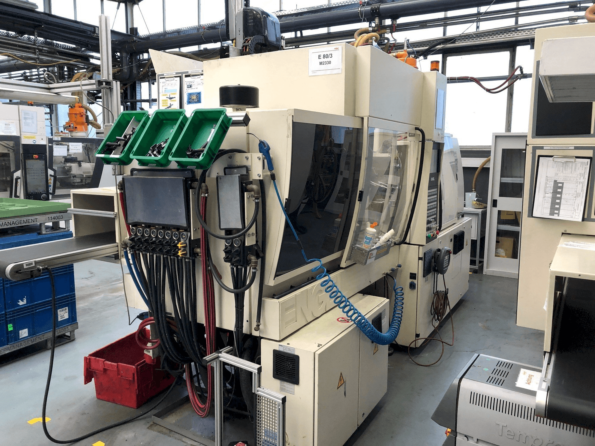 Vista frontal de la máquina ENGEL Victory 330/80