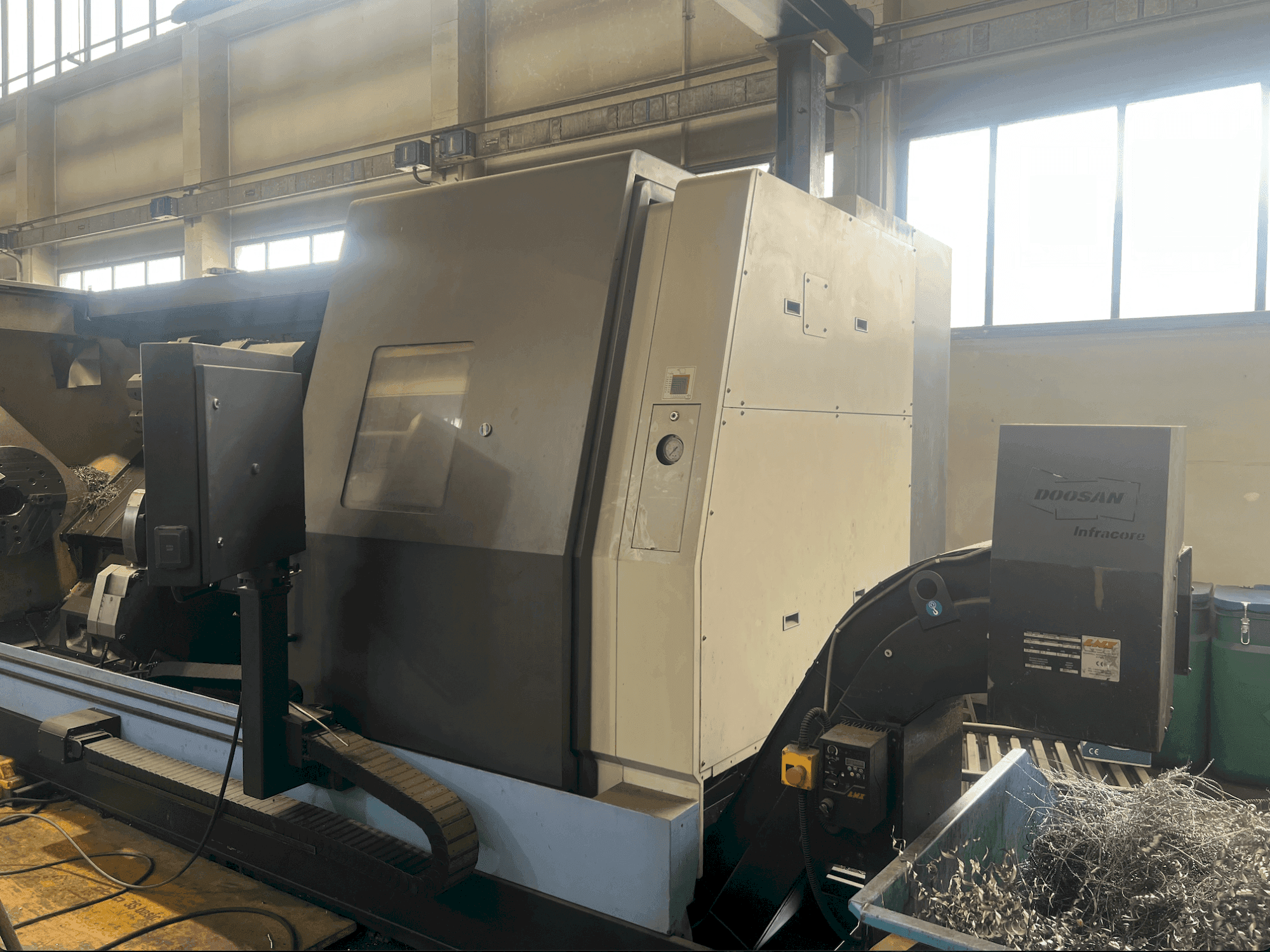 Vista frontal de la máquina DOOSAN Puma 700 LM