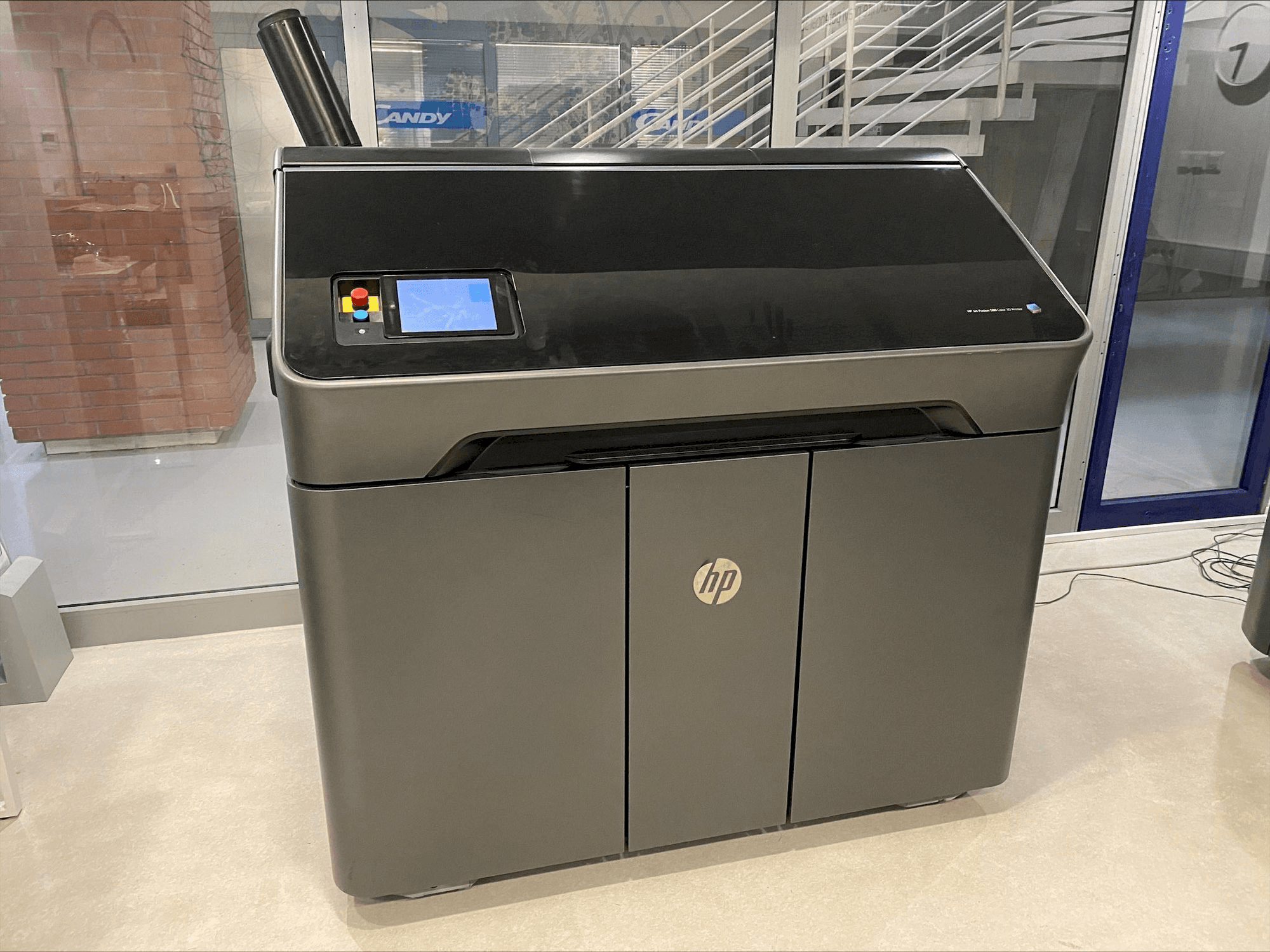 Front view of HP Jet Fusion 580 Color 3D printer M2K85A machine