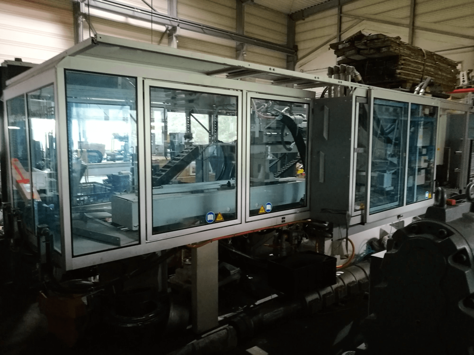 Vista frontal de la máquina Krauss Maffei 280-700-700 C3 Twin