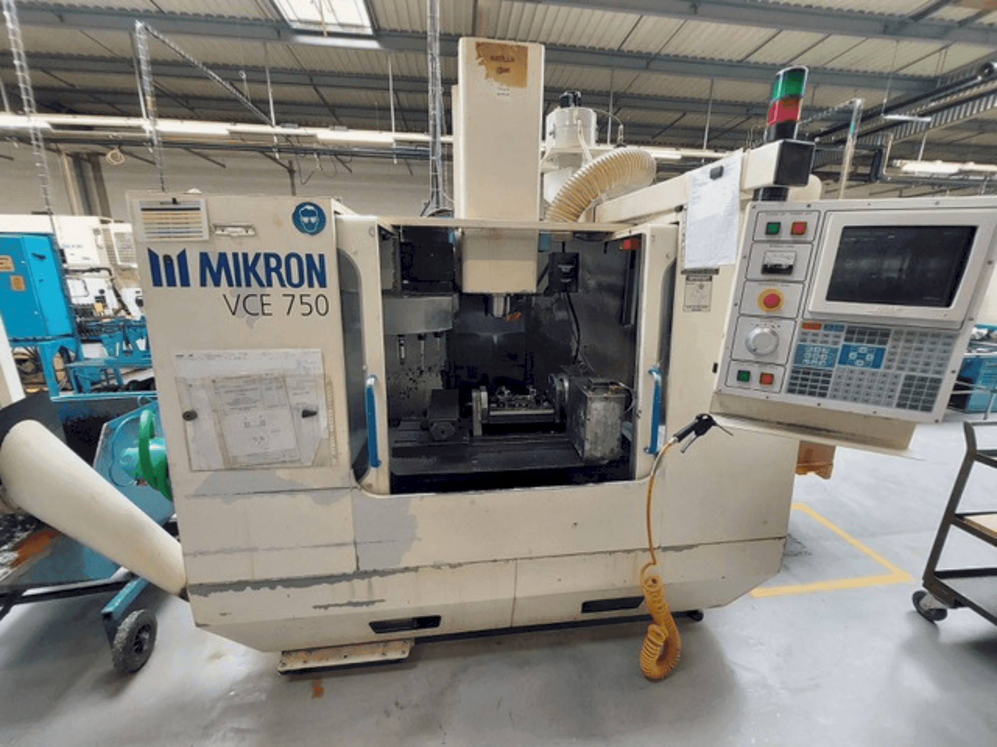 Vista frontal de la máquina HAAS MIKRON VCE 750