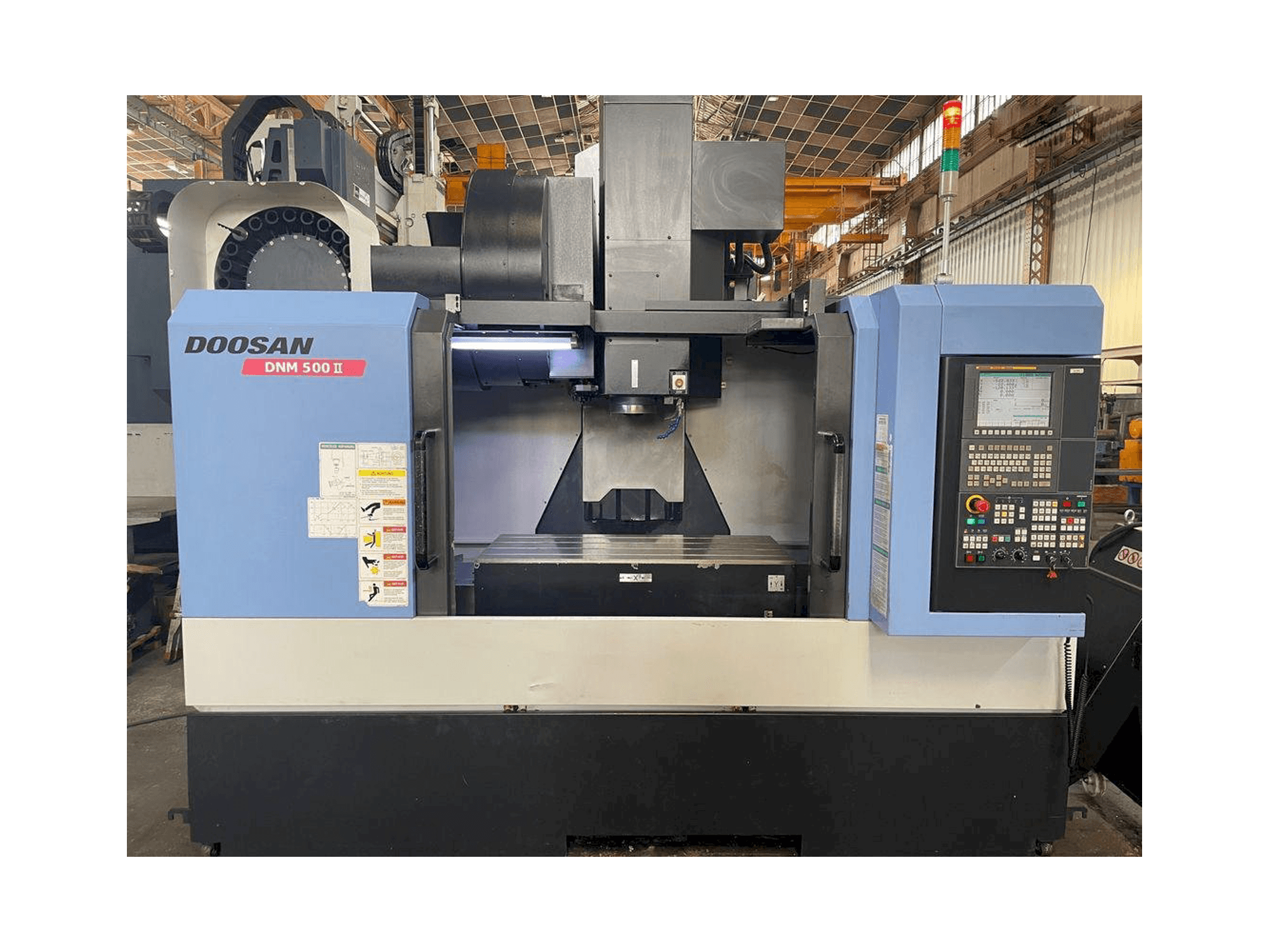 Vista frontal de la máquina Doosan MYNX DNM 500 II
