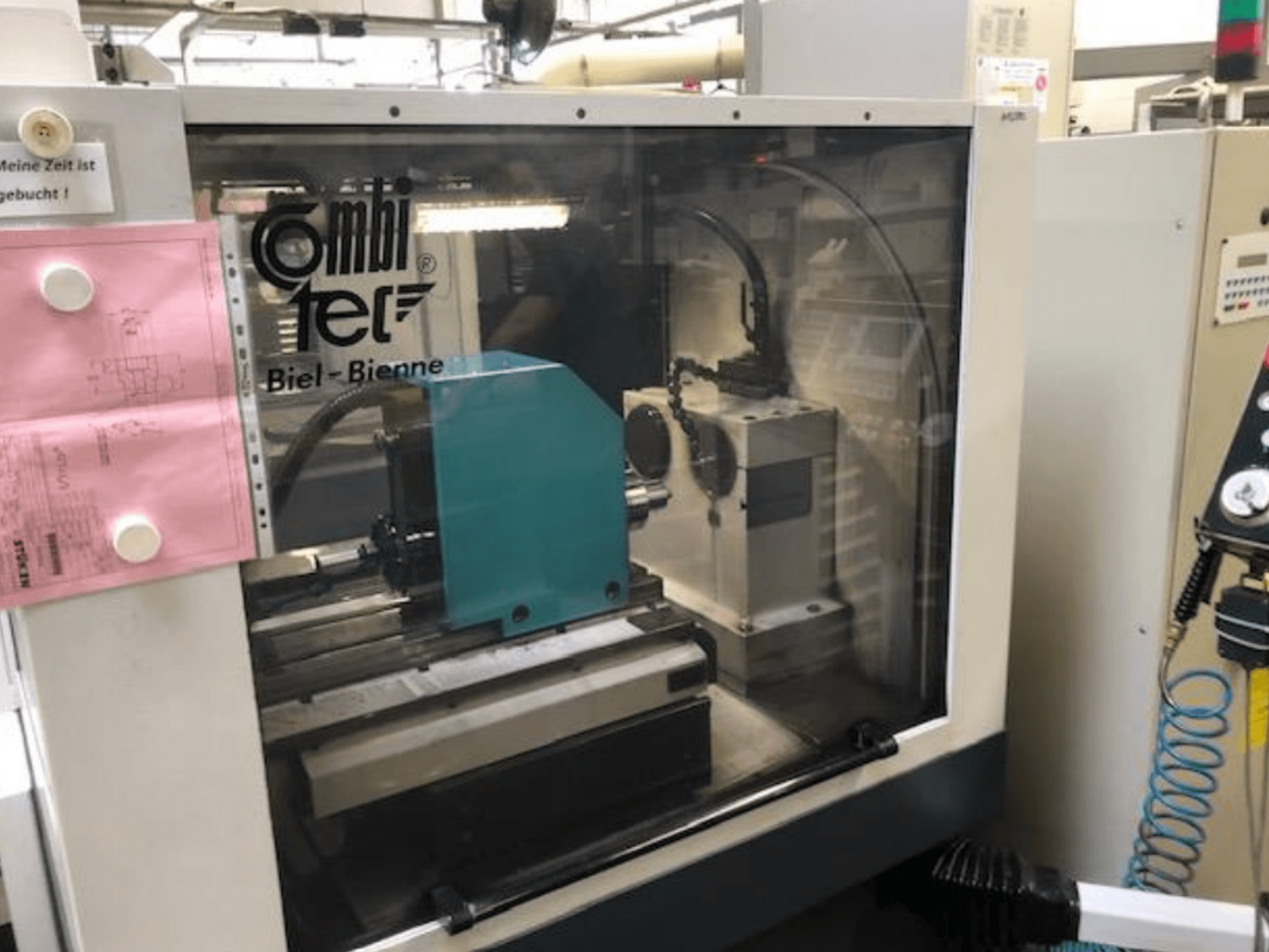 Rectificadora cilíndrica Combitec CT-450 vista de frente, con panel de control y configuración operativa.