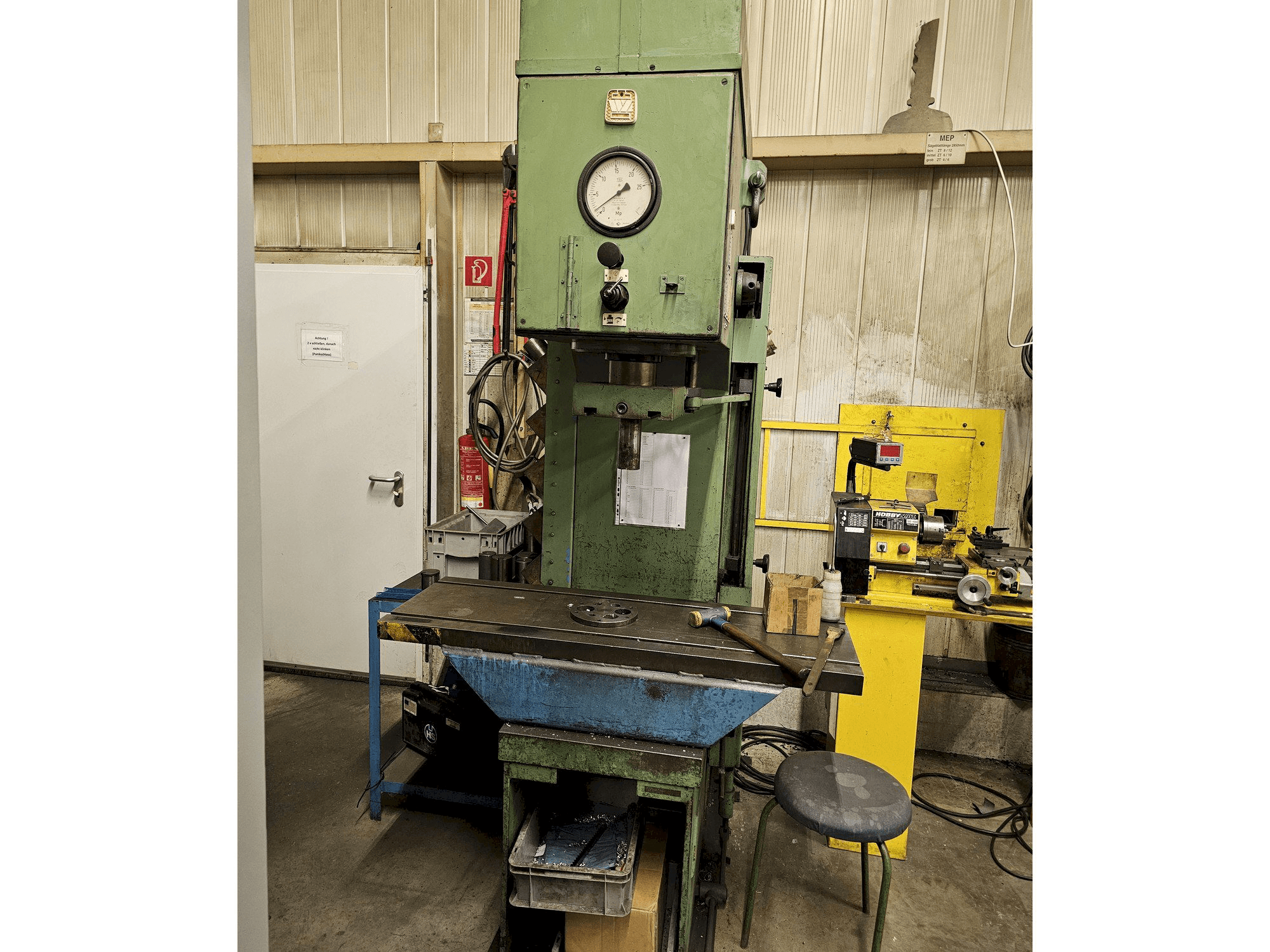 Vista frontal de la máquina VEB PYE/25/1