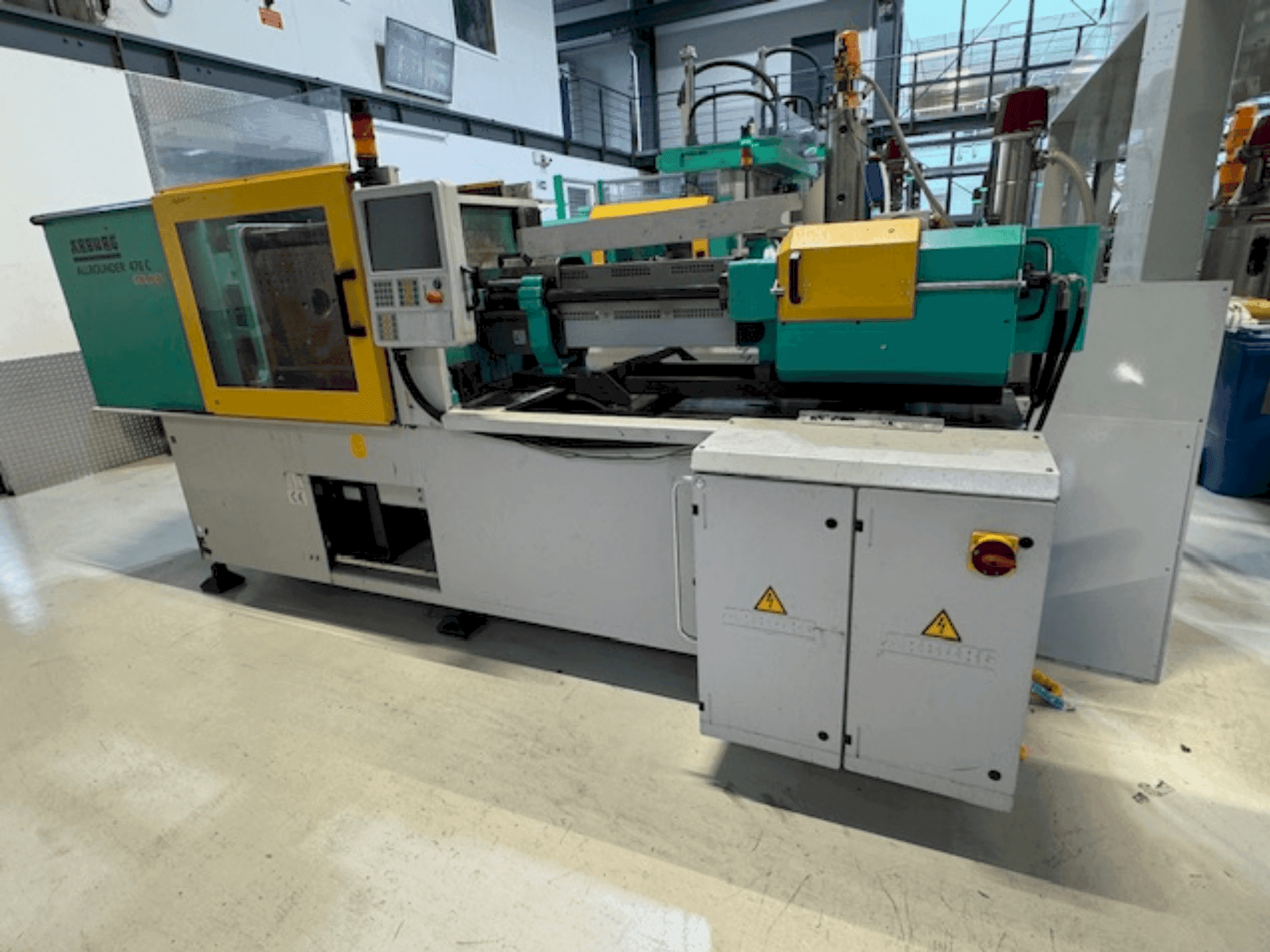 Vista frontal de la máquina Arburg A470 C 1500-400