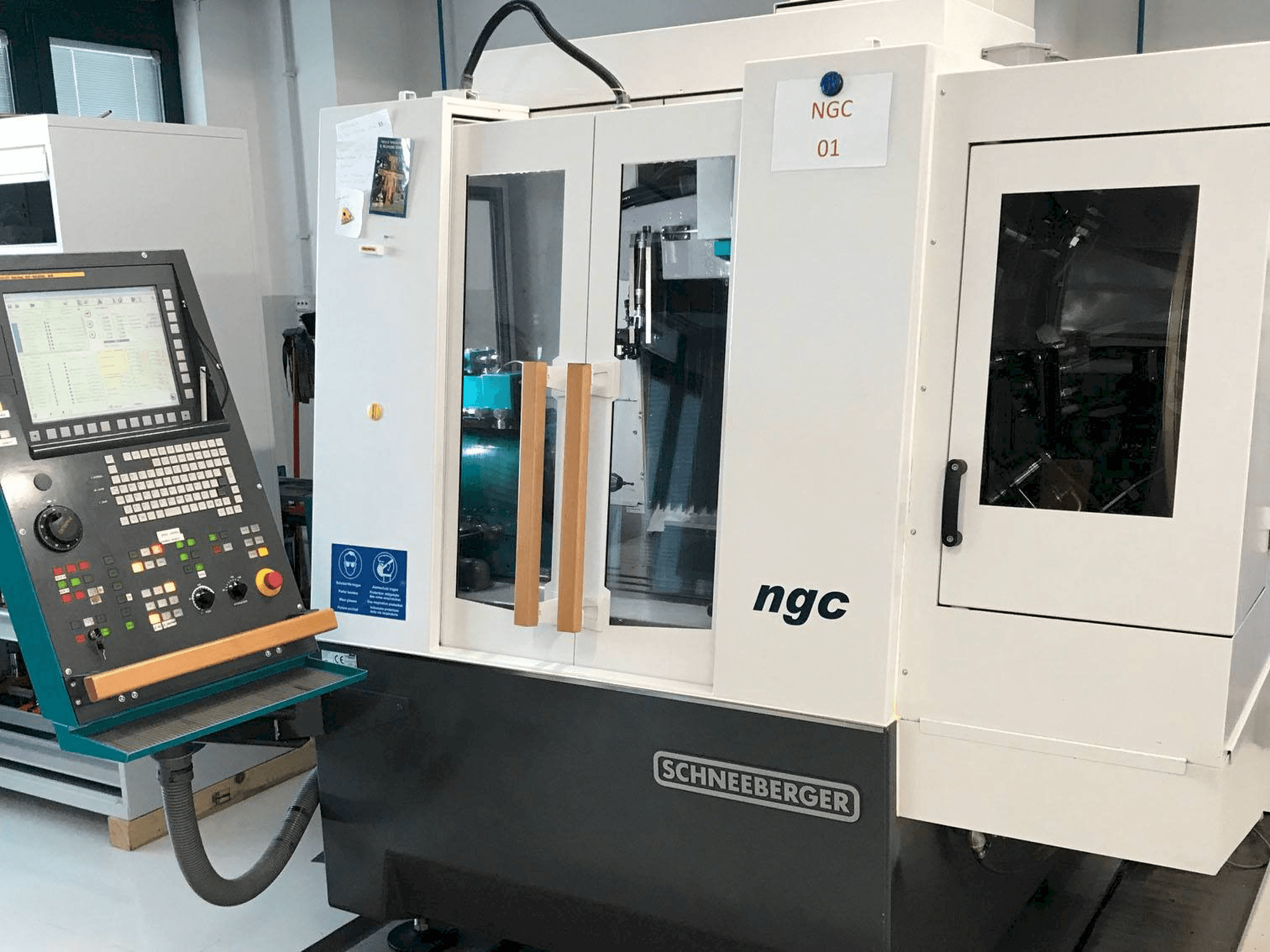 Vista frontal de la máquina Schneeberger NGC
