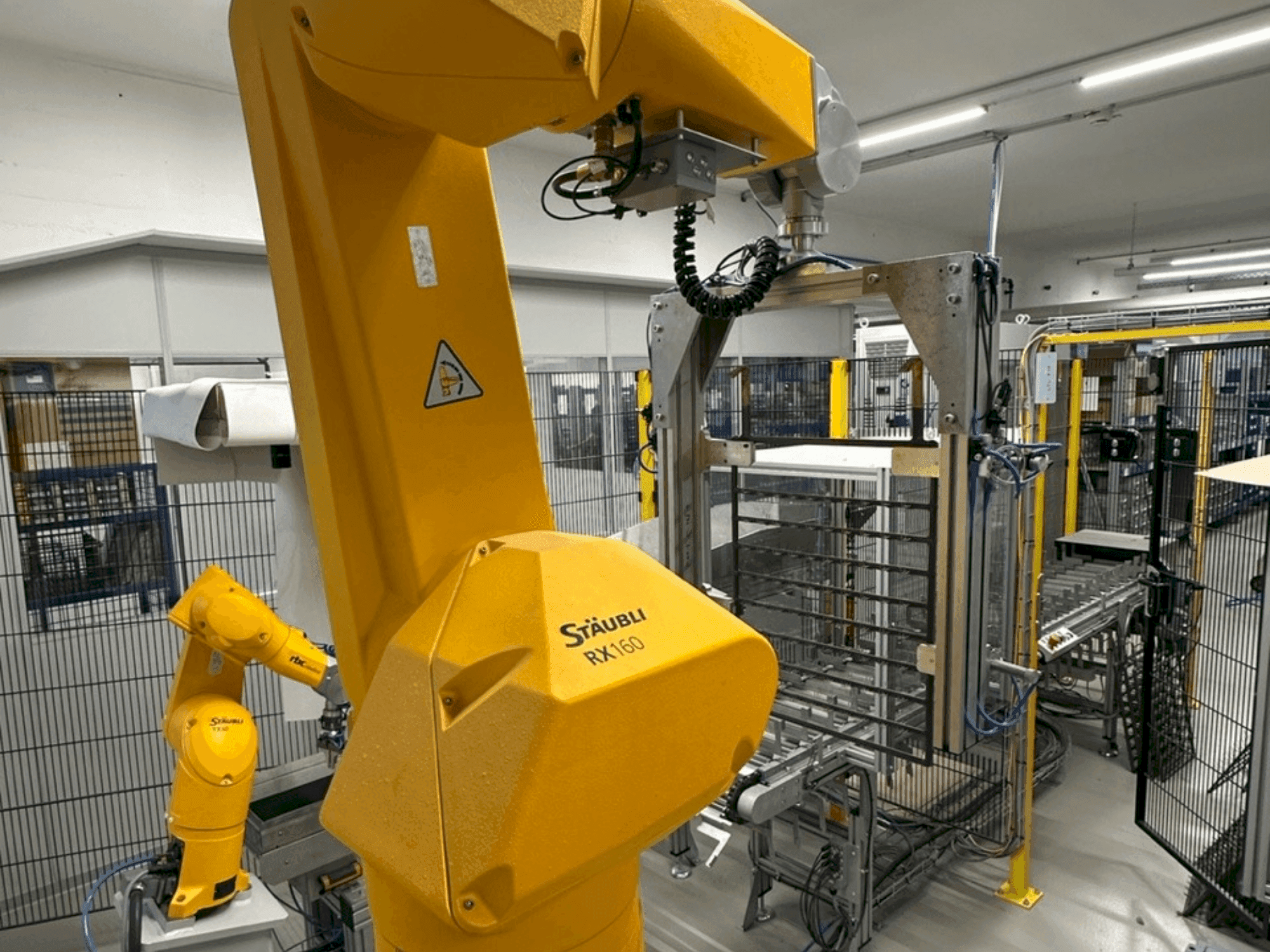 Vista frontal de la máquina STAUBLI RX160