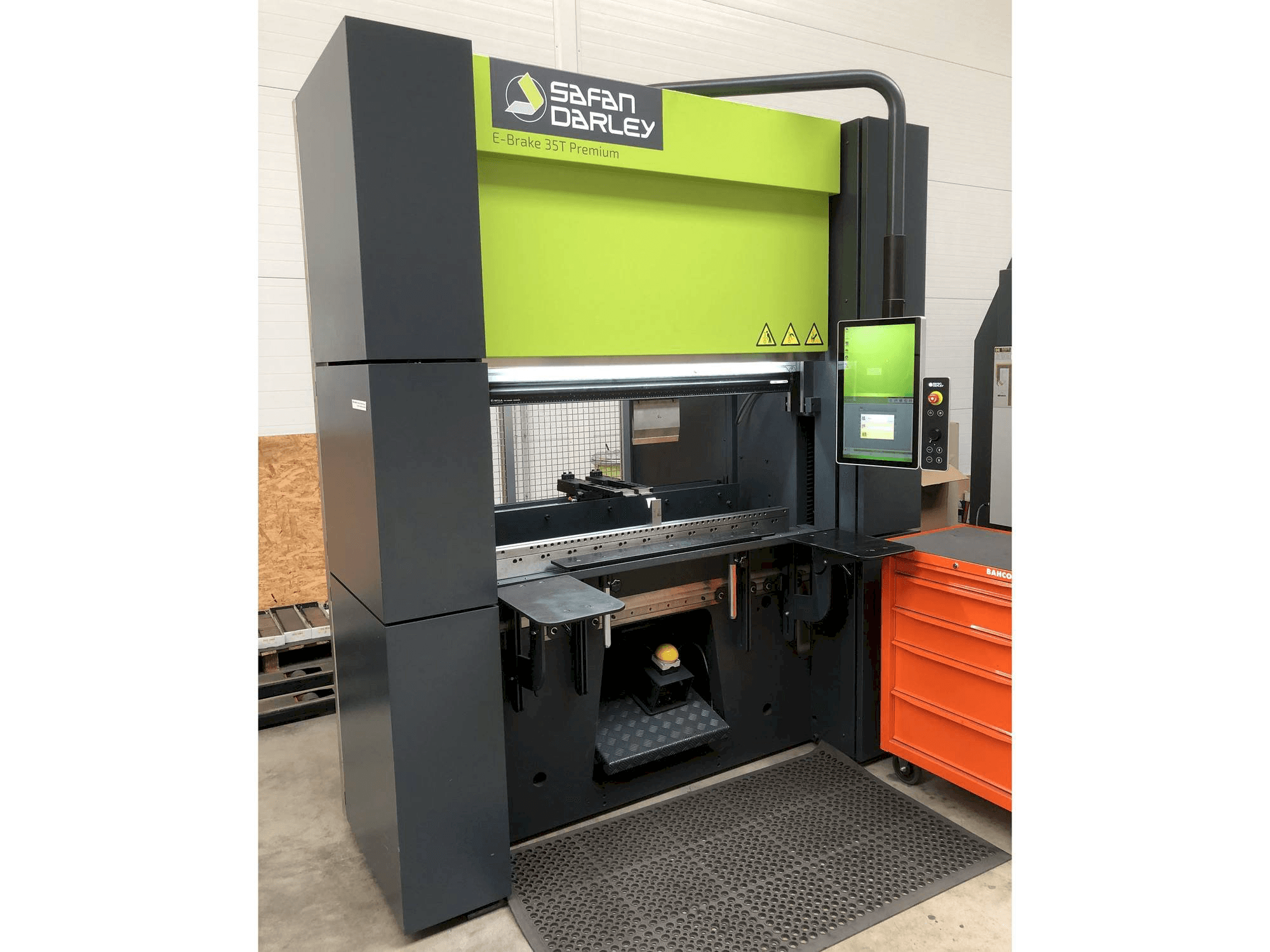 Vista frontal de la máquina Safan Darley E-Brake 35T Premium