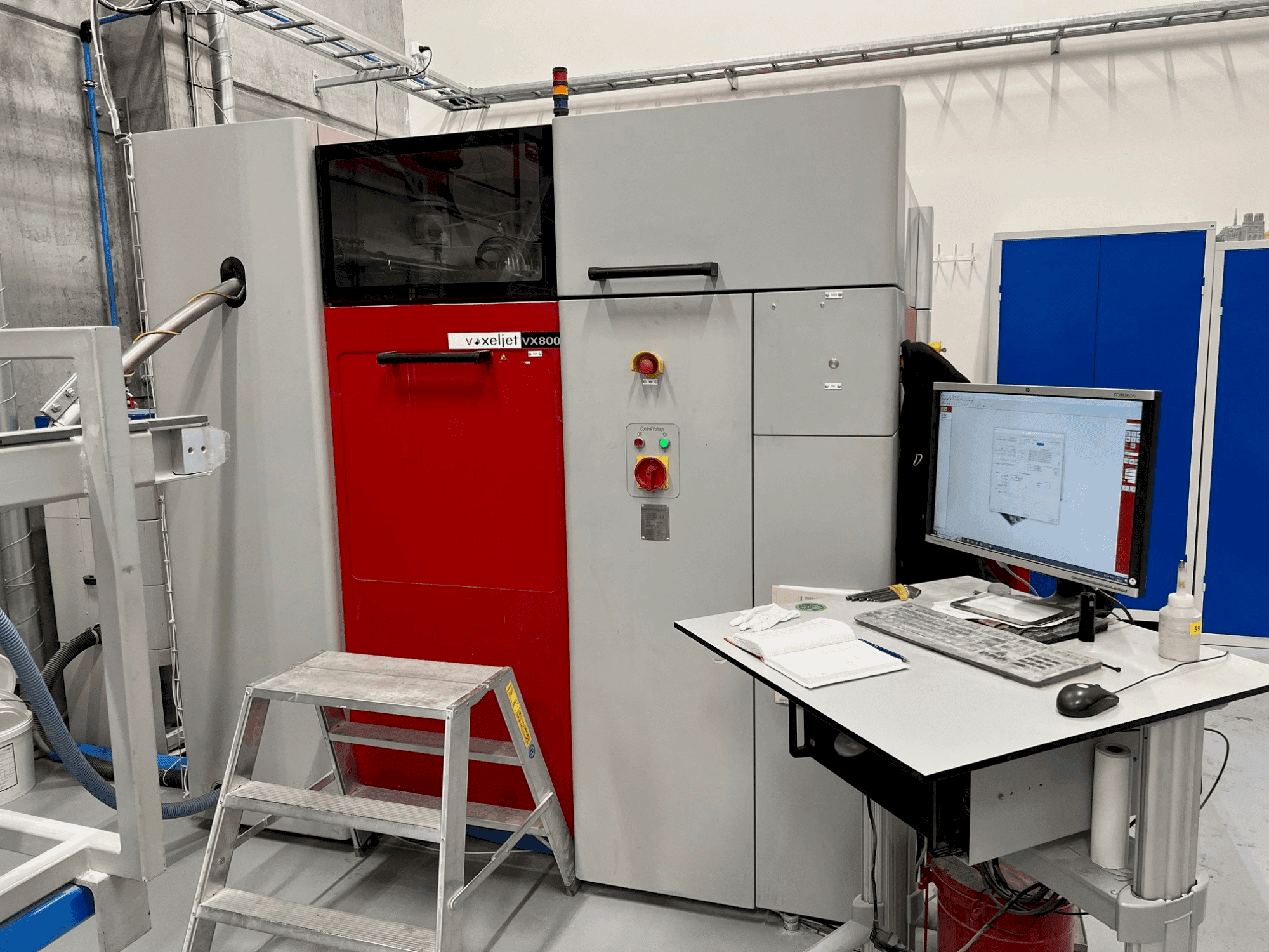 Vista frontal de la máquina VOXELJET VX800 (2010)