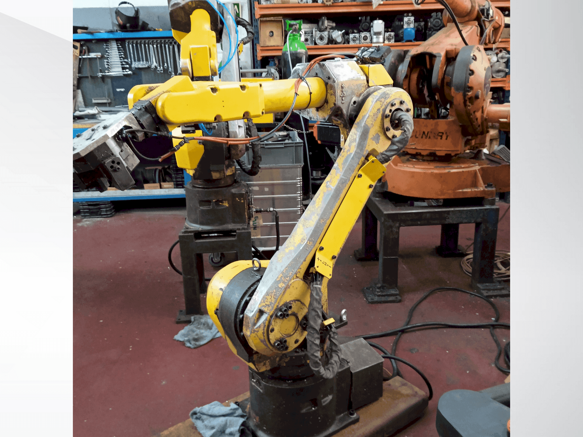 Vista frontal de la máquina FANUC M-16iB