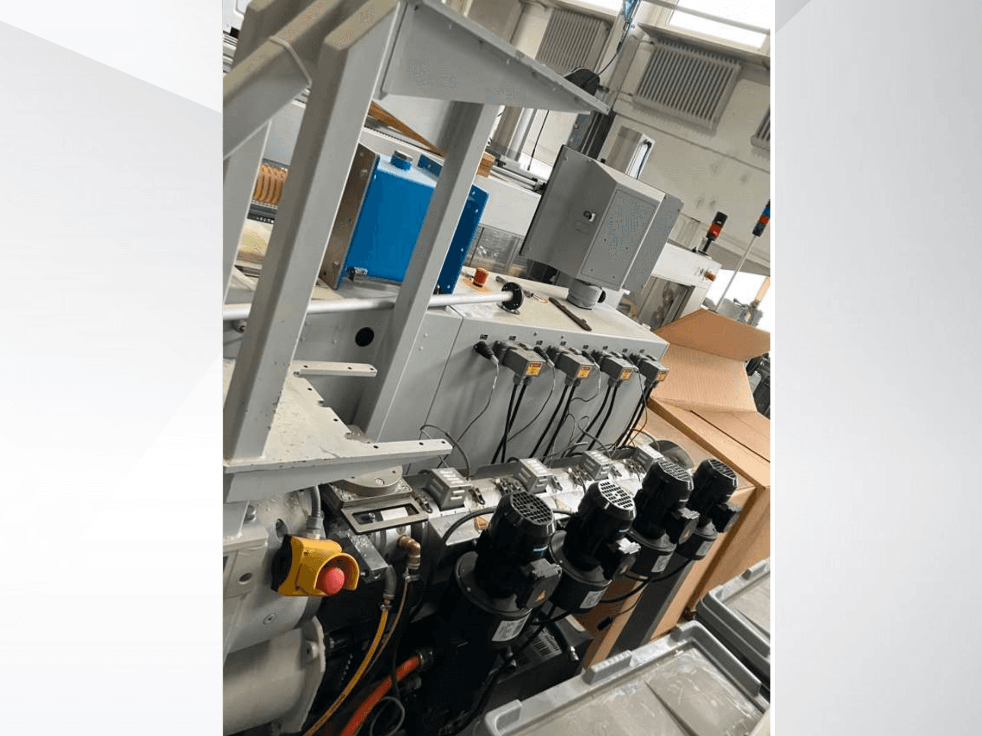 Extrusora monohusillo Krauss Maffei KME 45 XS, vista lateral que muestra el panel de control, los motores y diversos componentes.