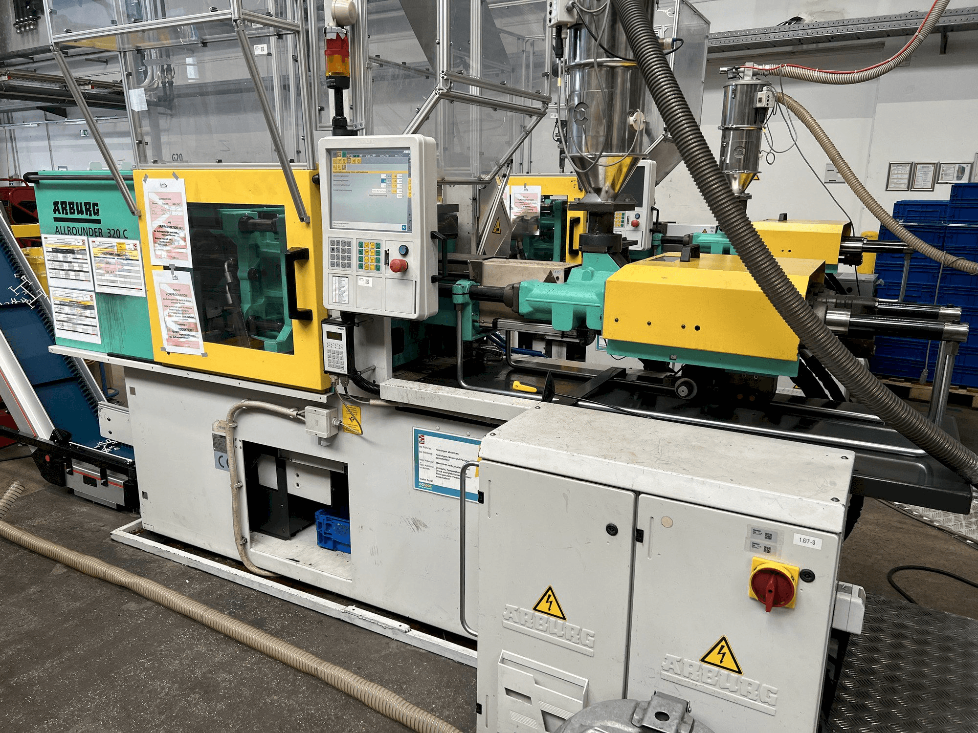 Vista frontal de la máquina Arburg Allrounder 320C 500 - 170