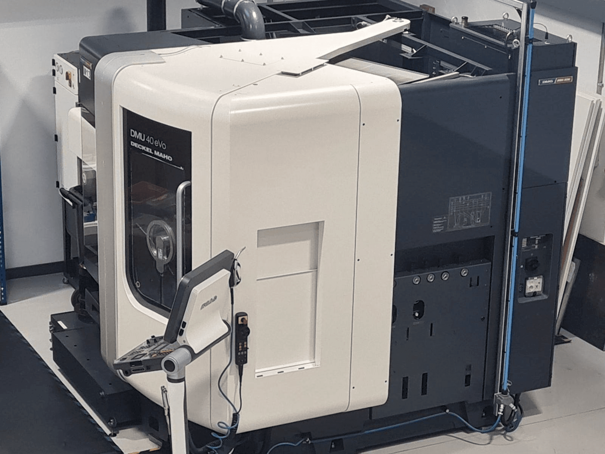 Vista frontal de la máquina DMG MORI DMU40 eVo