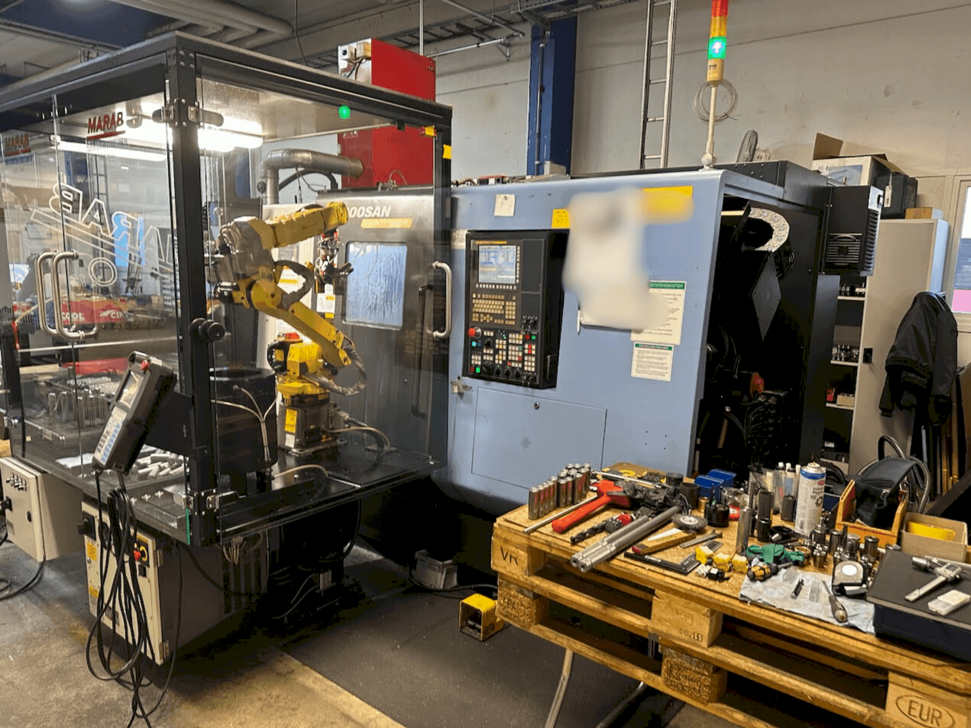 Vista frontal de la máquina DOOSAN PUMA TT 1800 SY