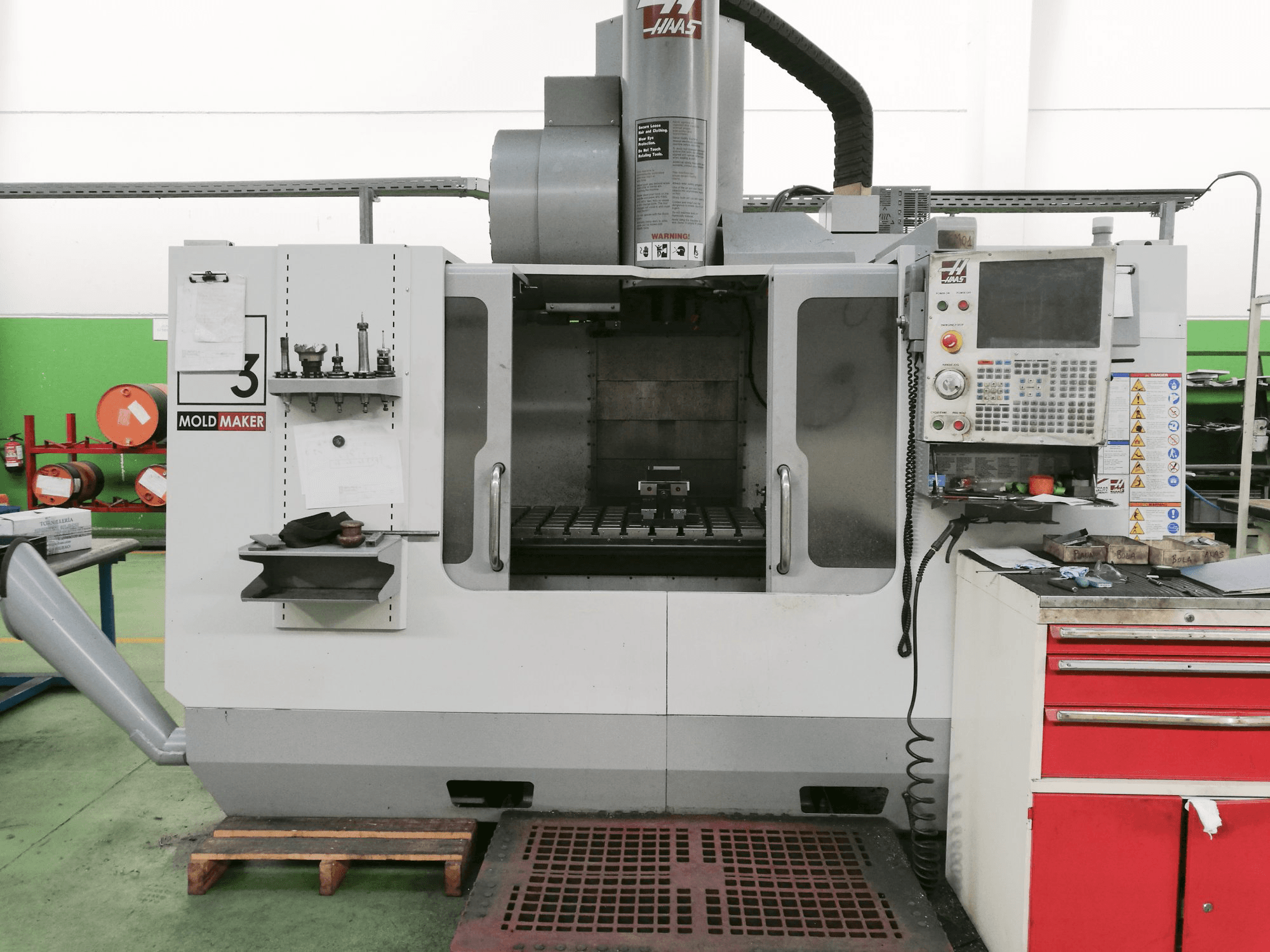 Vista frontal de la máquina HAAS VM-3HE