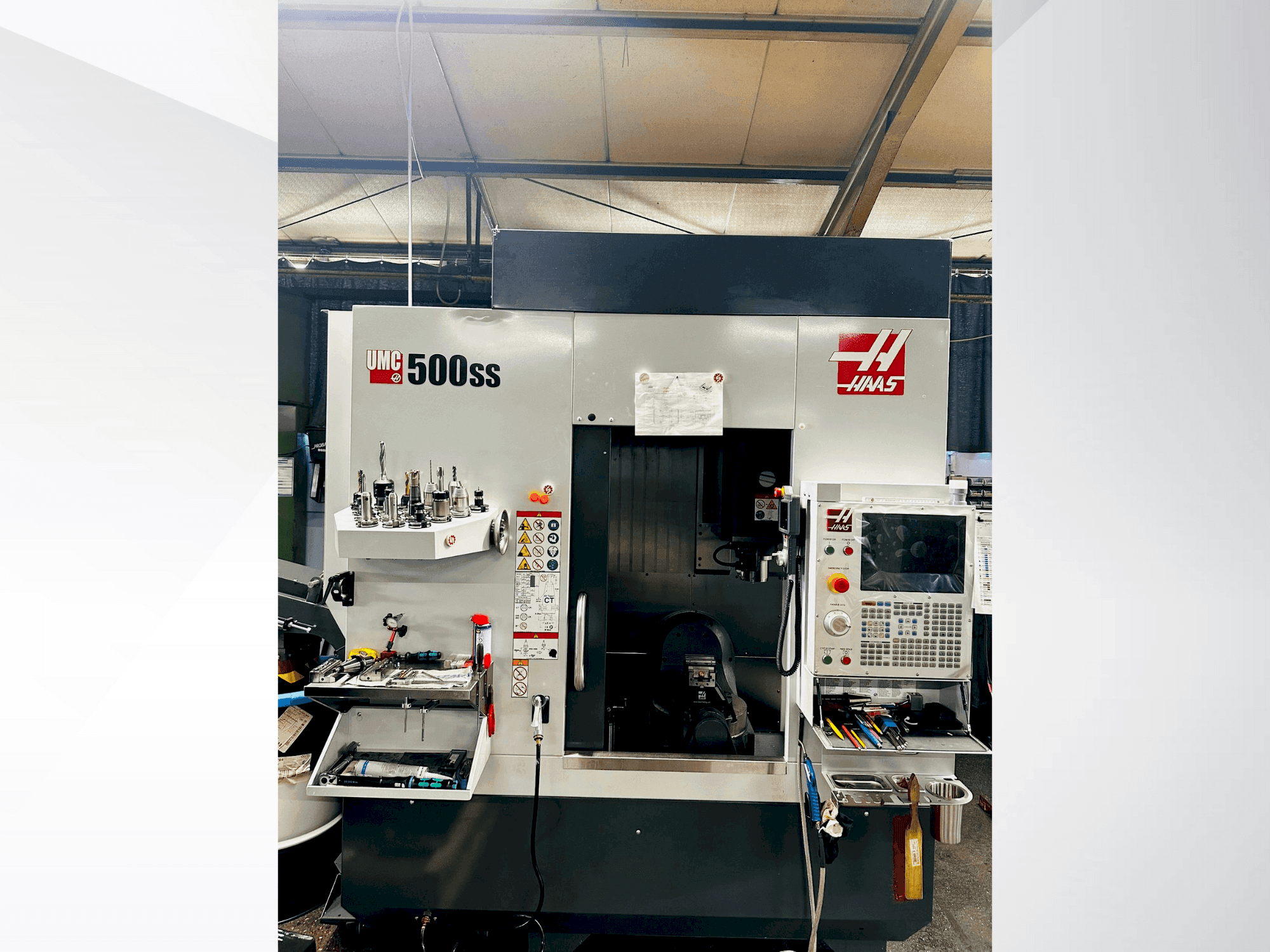 Vista frontal de la máquina HAAS UMC 500 SS