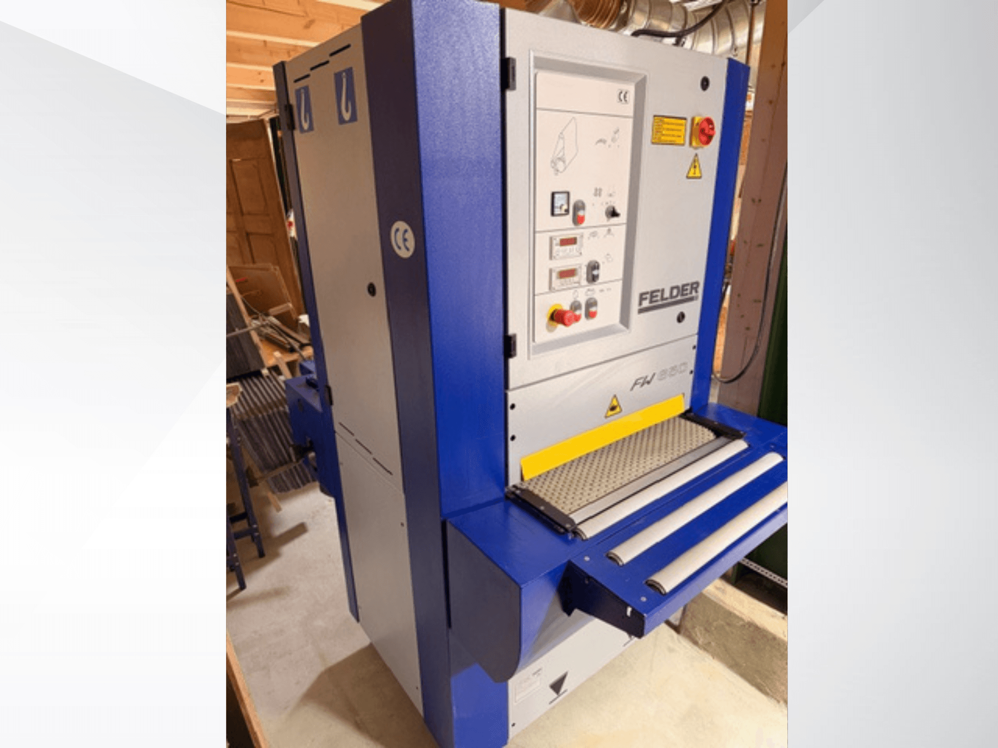 Cepilladora Felder FH 930, vista frontal, con panel de control, dispositivos de seguridad y rodillos de entrada/salida visibles.