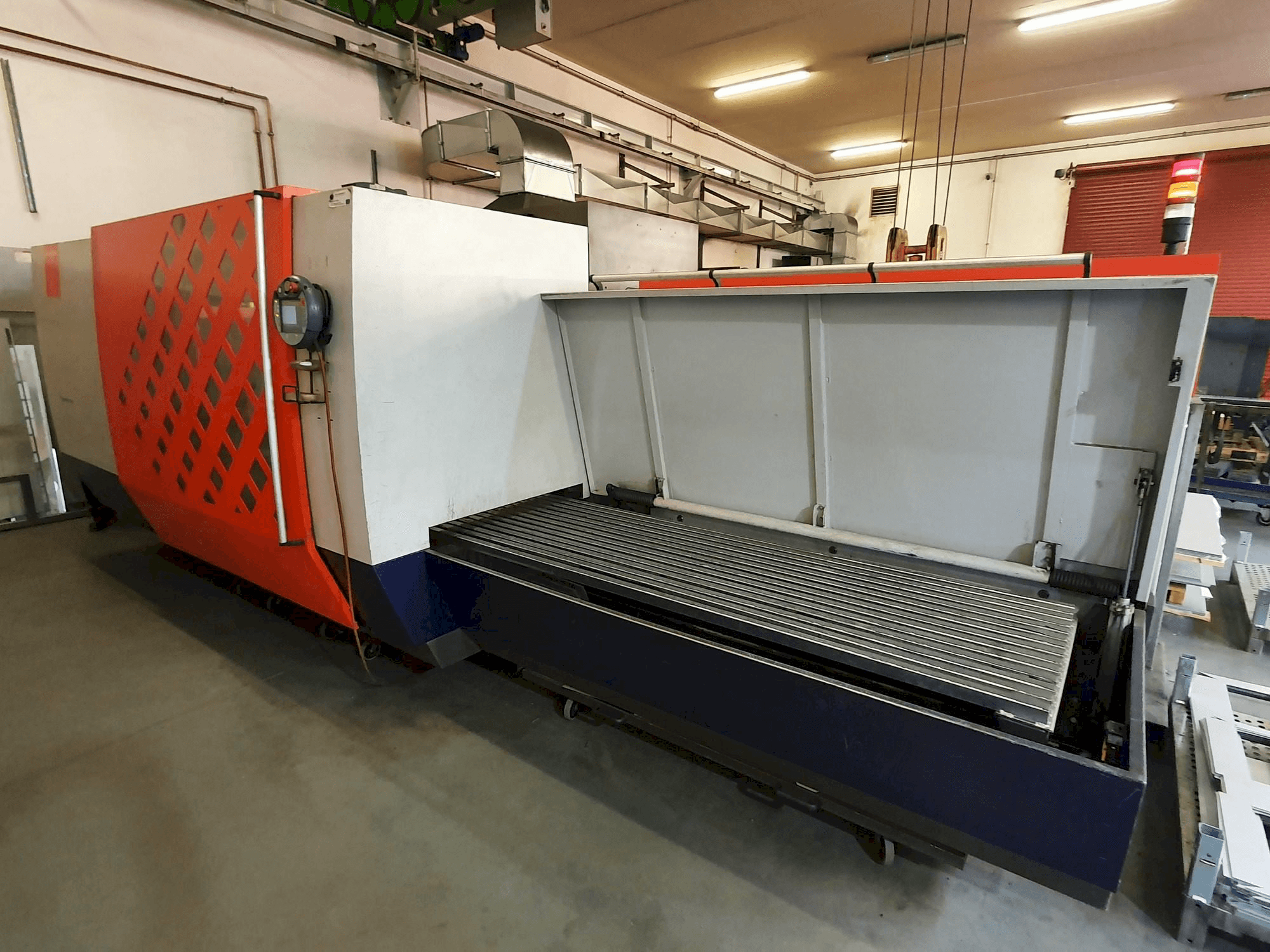 Vista frontal de la máquina Bystronic ByVention 3015