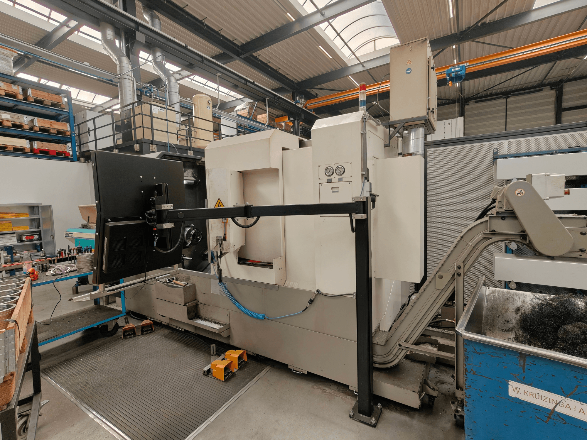 Máquina de torneado horizontal Victor Vturn A26, vista lateral, con panel de control, transportador de virutas y espacio de trabajo industrial.