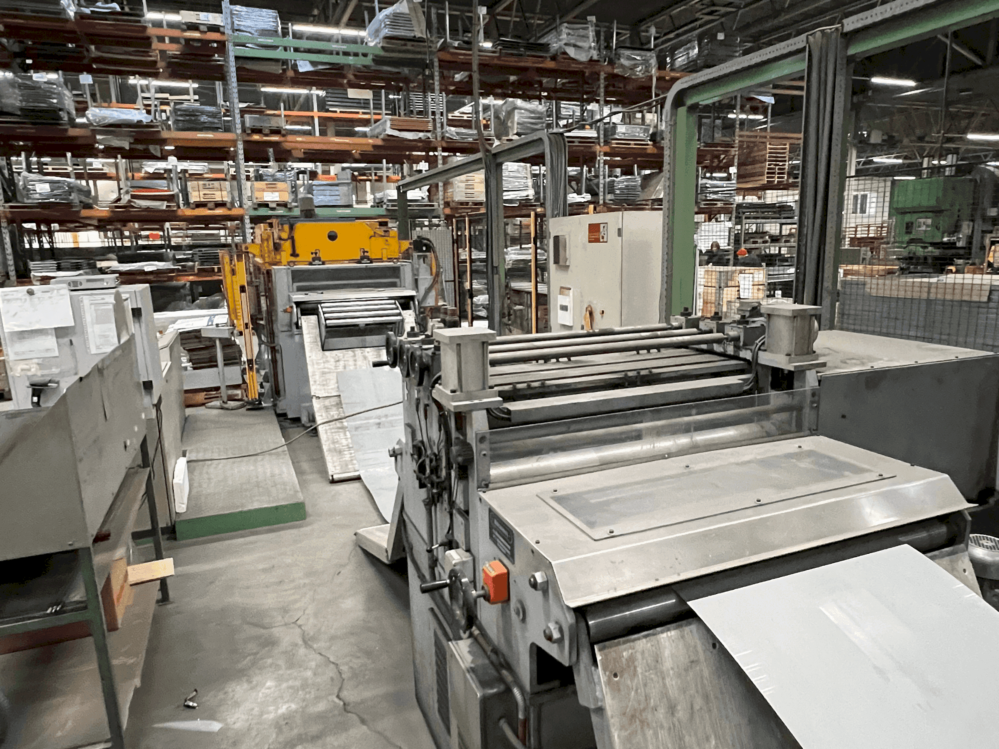 Vista frontal de la máquina MECASTEEL Coil Press Feeding Line