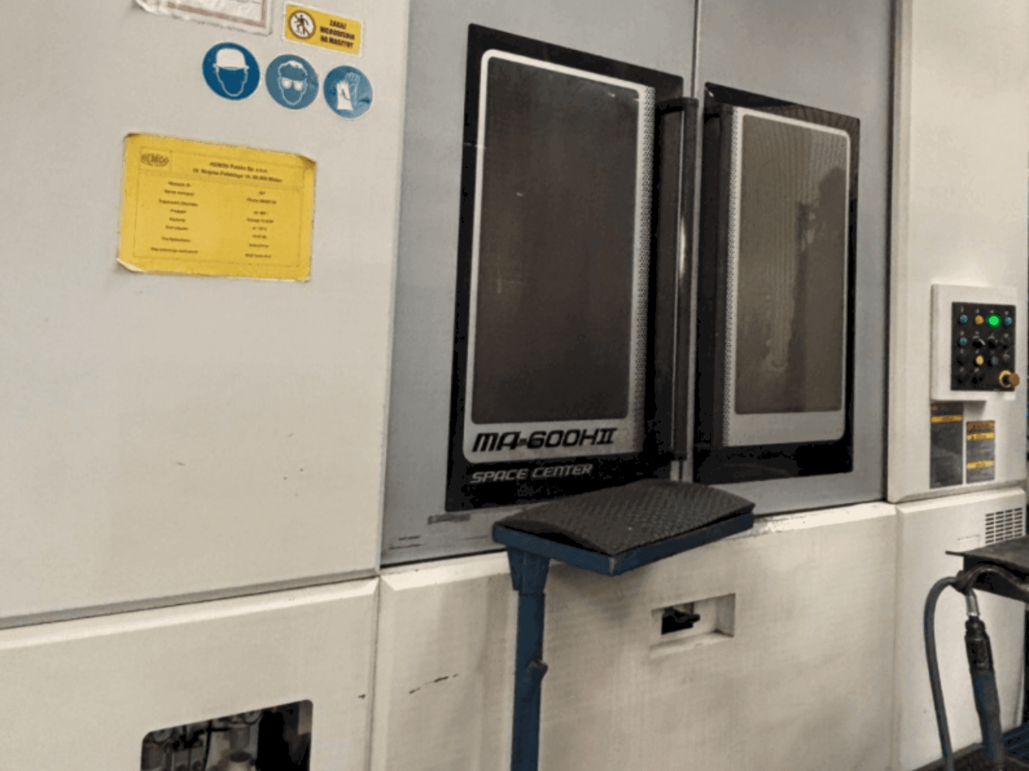 Vista frontal de la máquina Okuma MA 600H II