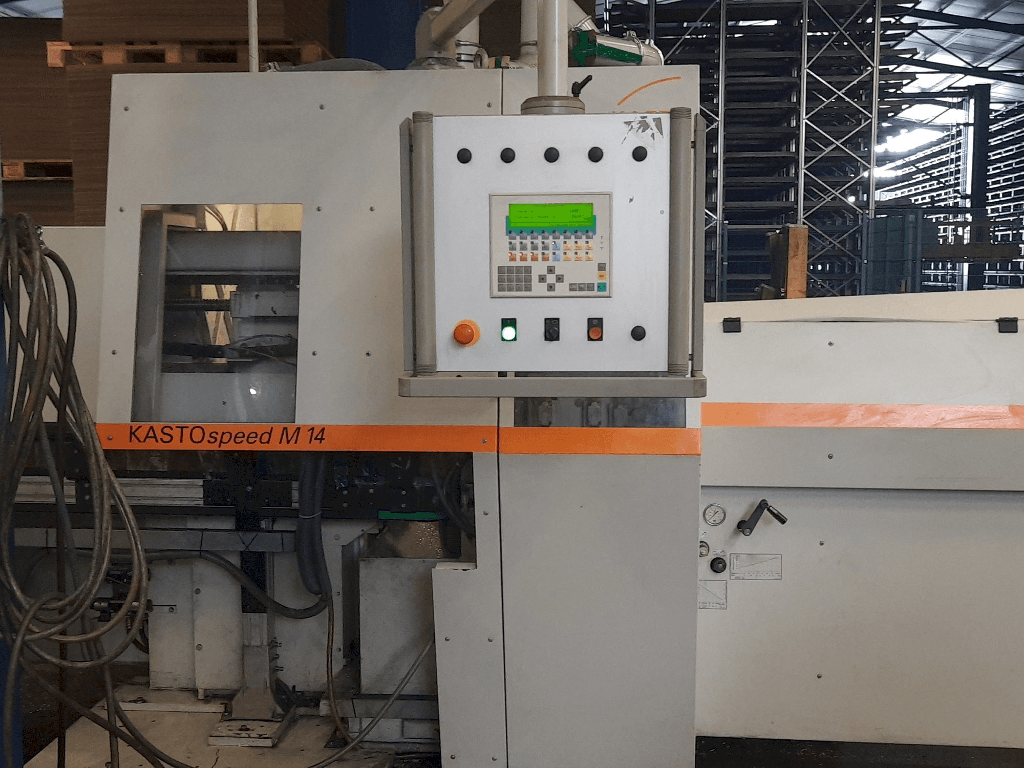 Vista frontal de la máquina KASTO speed M14