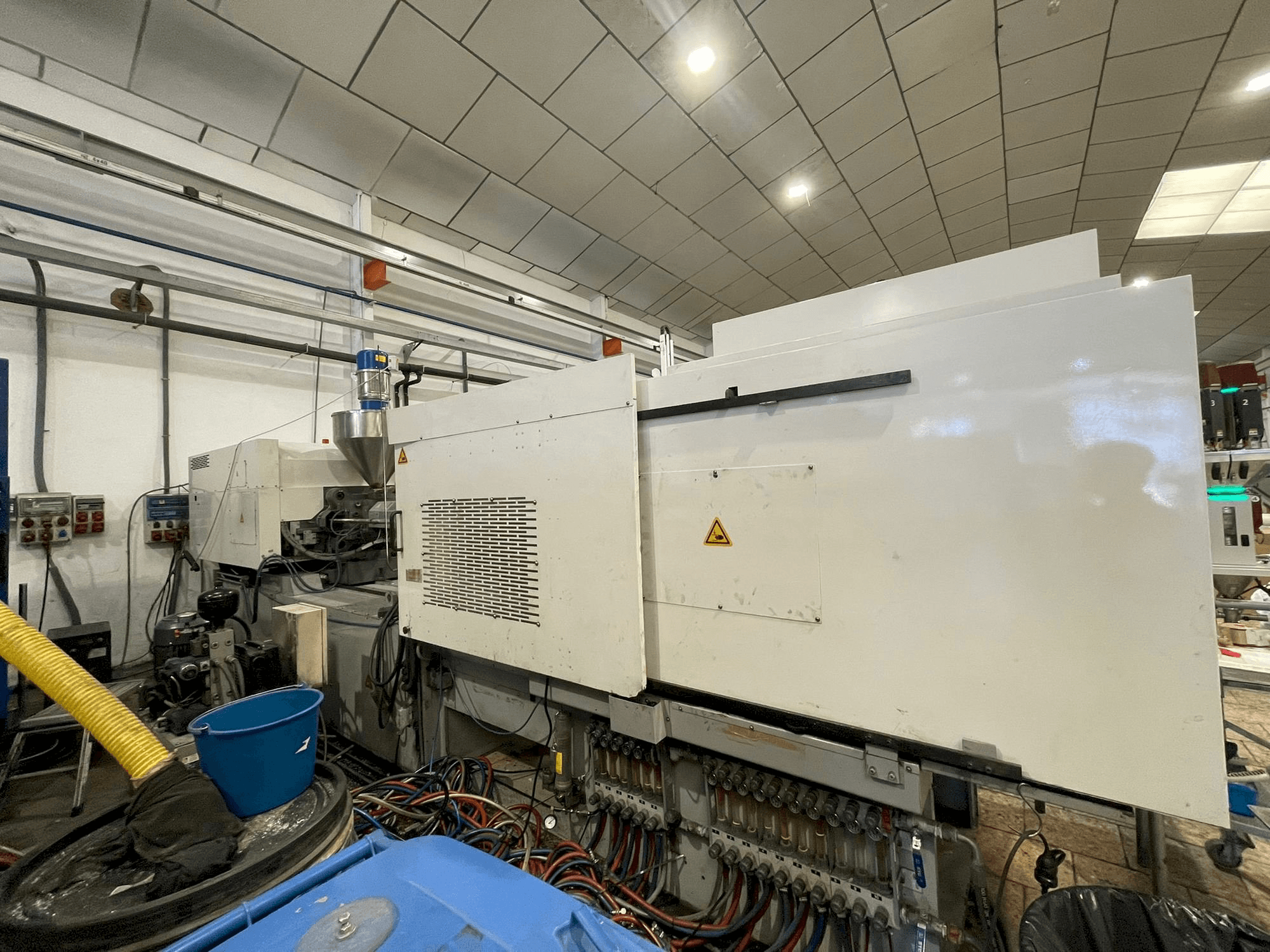 Vista izquierda de la máquina Toyo Si-280-V