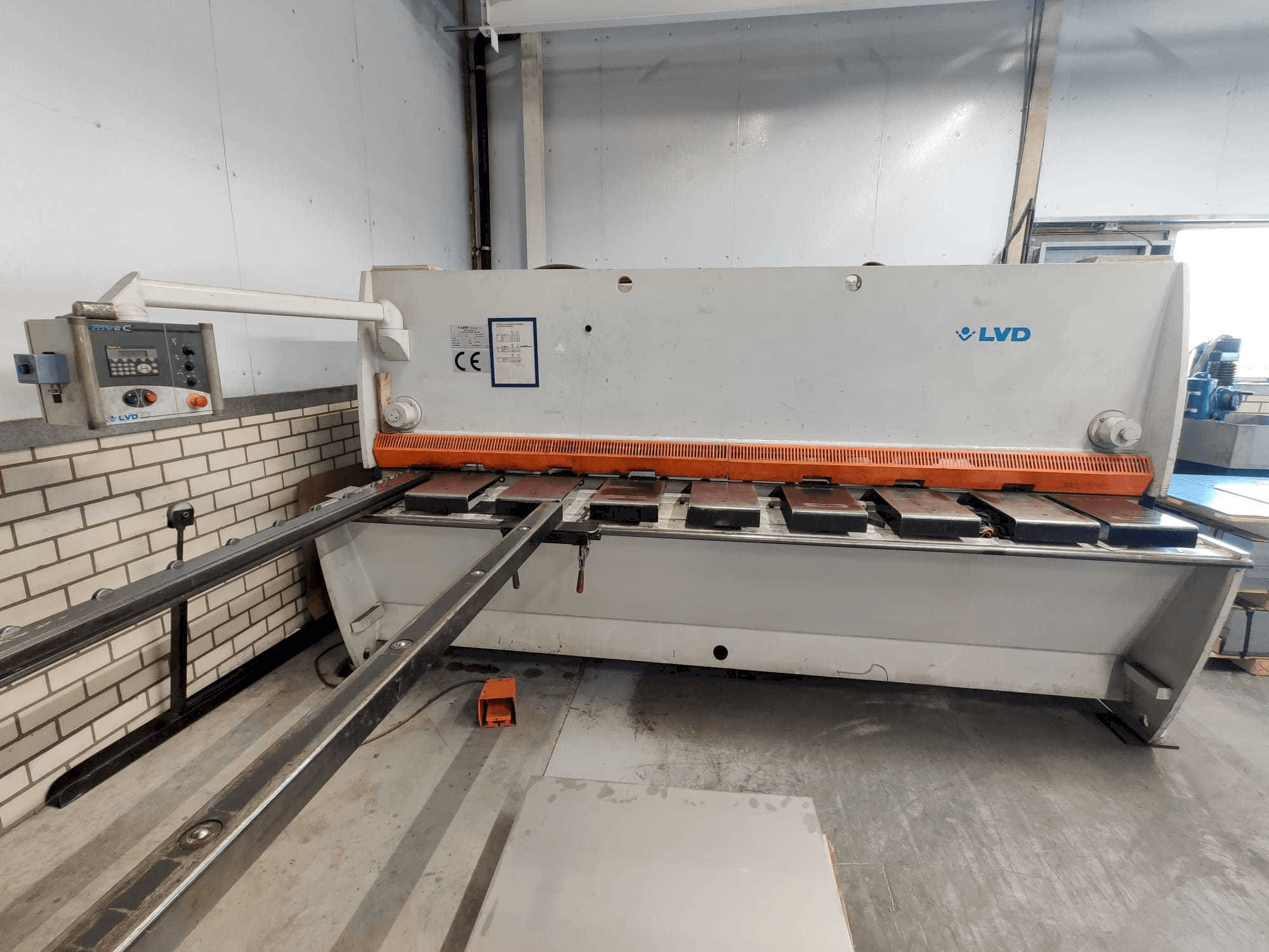 Vista frontal de la máquina LVD MVSC 06/31