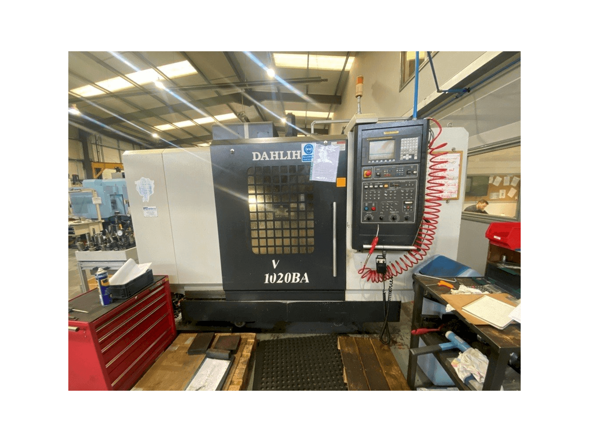 Vista frontal de la máquina DAH LIH MCV 1020 BA