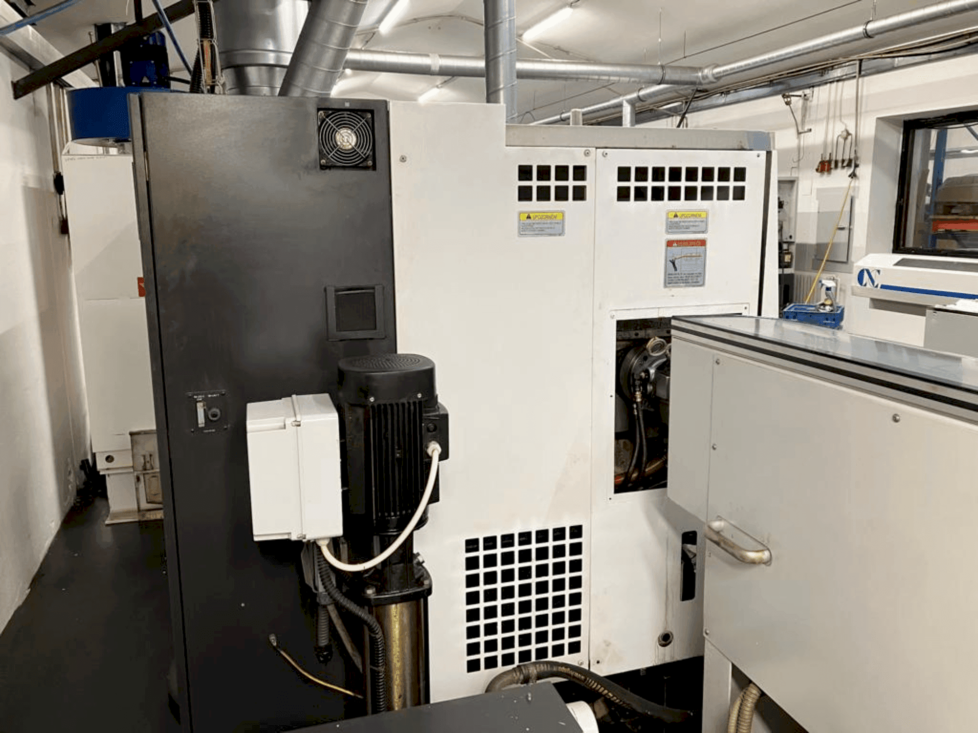 Vista frontal de la máquina Okuma LB2000EXII MC