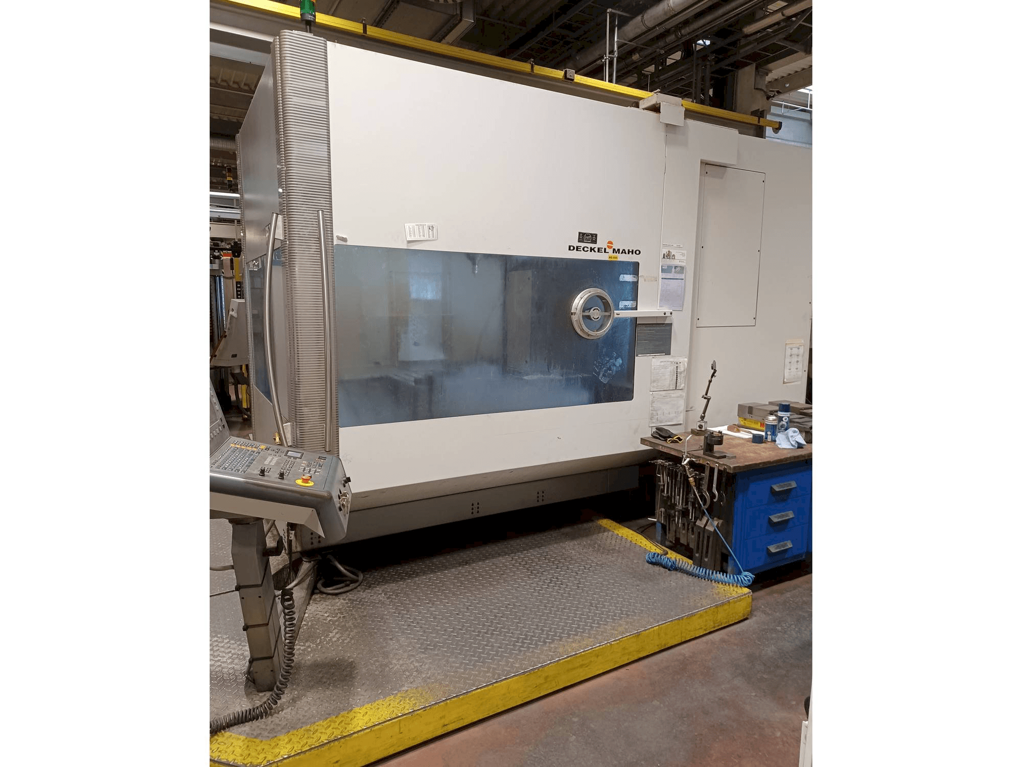 Vista frontal de la máquina DECKEL MAHO DMU 125 T hi-dyn