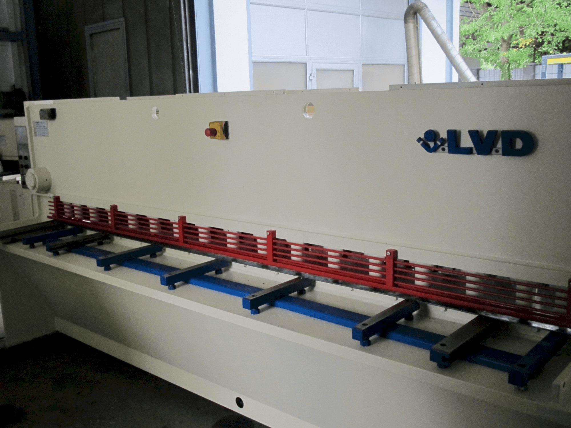 Vista frontal de la máquina LVD HST 31/6