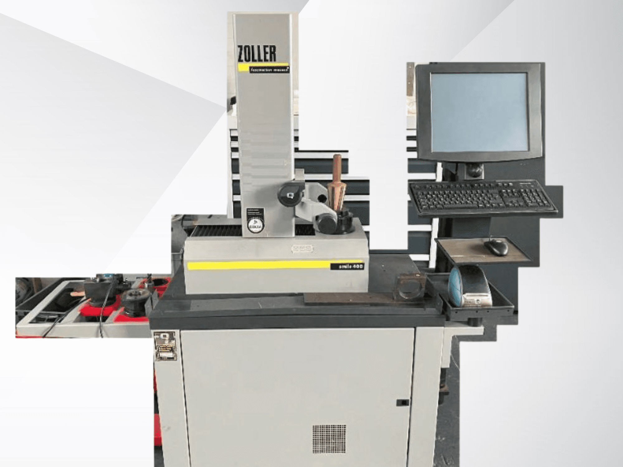 Máquina de medición ZOLLER con monitor de ordenador, teclado y herramientas; vista frontal que muestra el color gris y el diseño moderno.