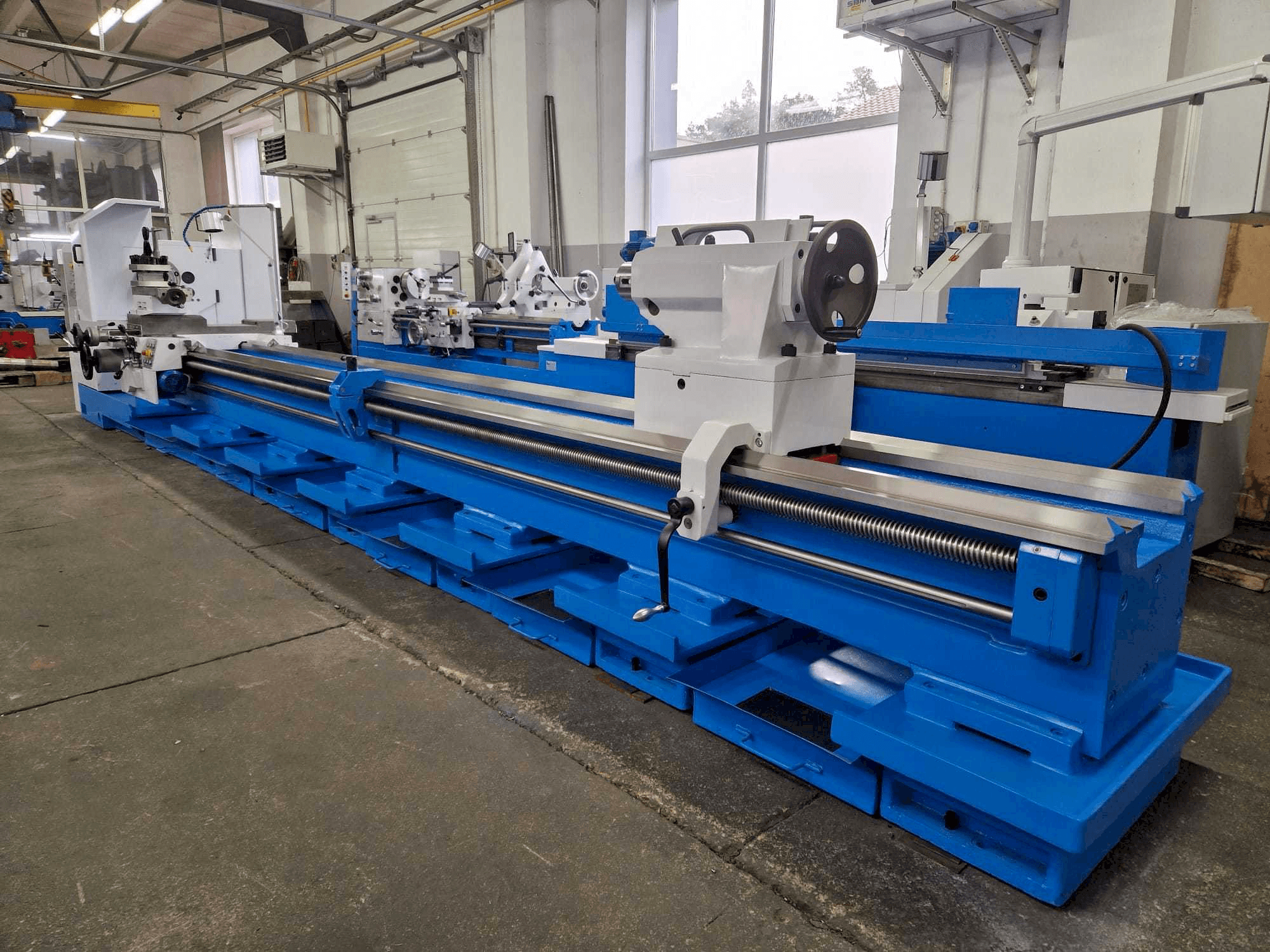 Vista frontal de la máquina Poreba TPK 90 x 6000