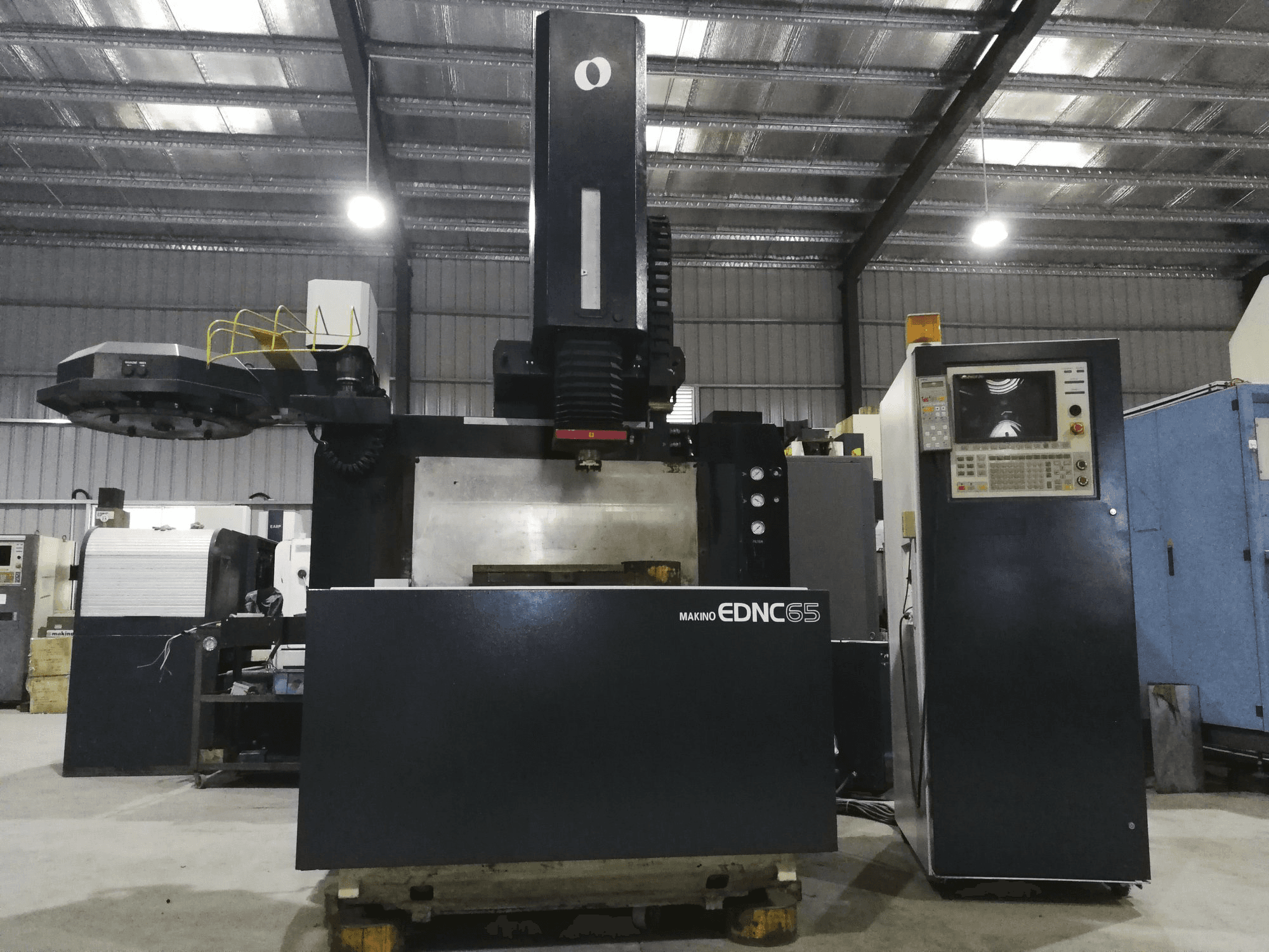 Vista frontal de la máquina Makino EDNC65