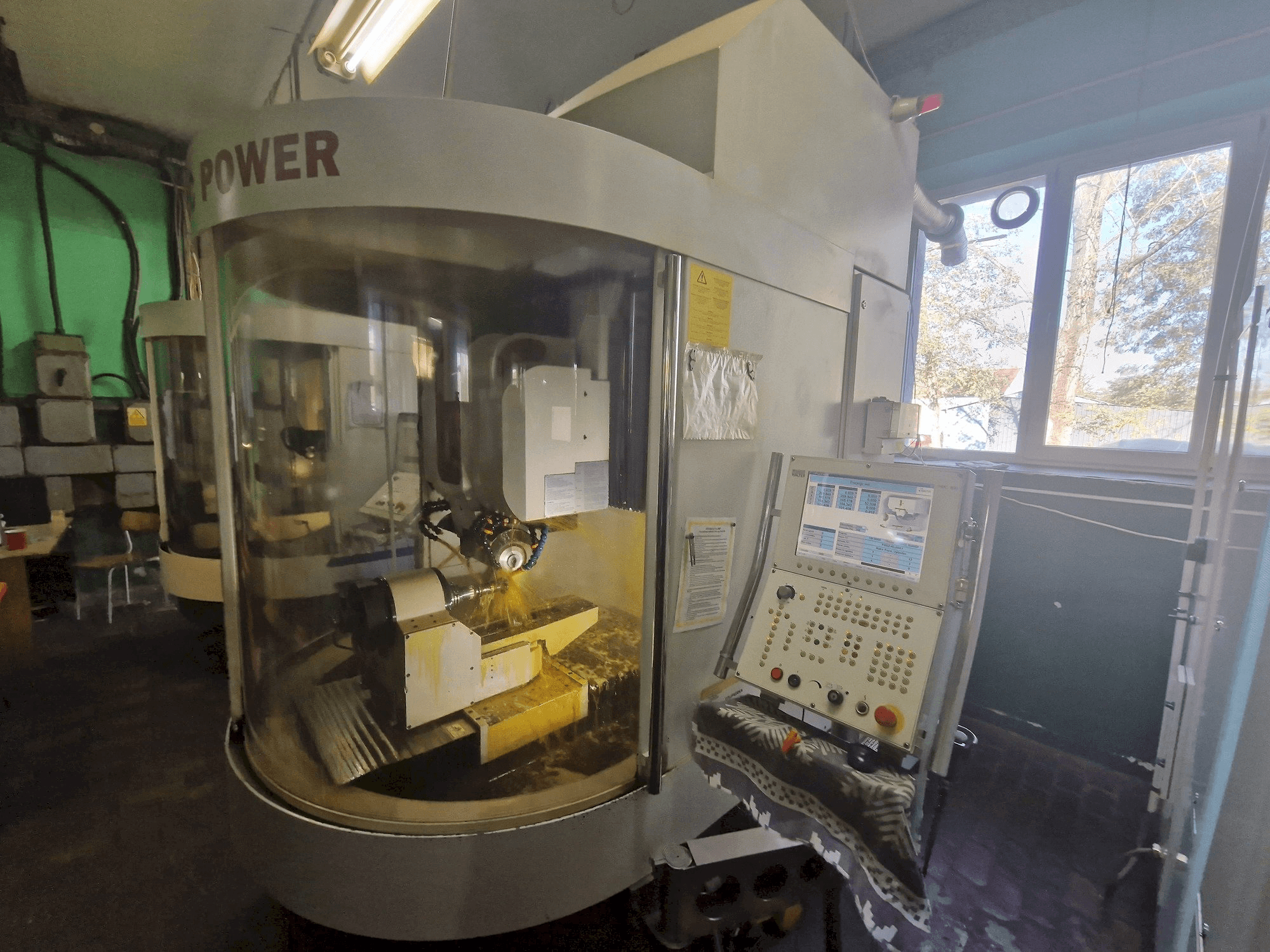 Vista frontal de la máquina WALTER Helitronic Power