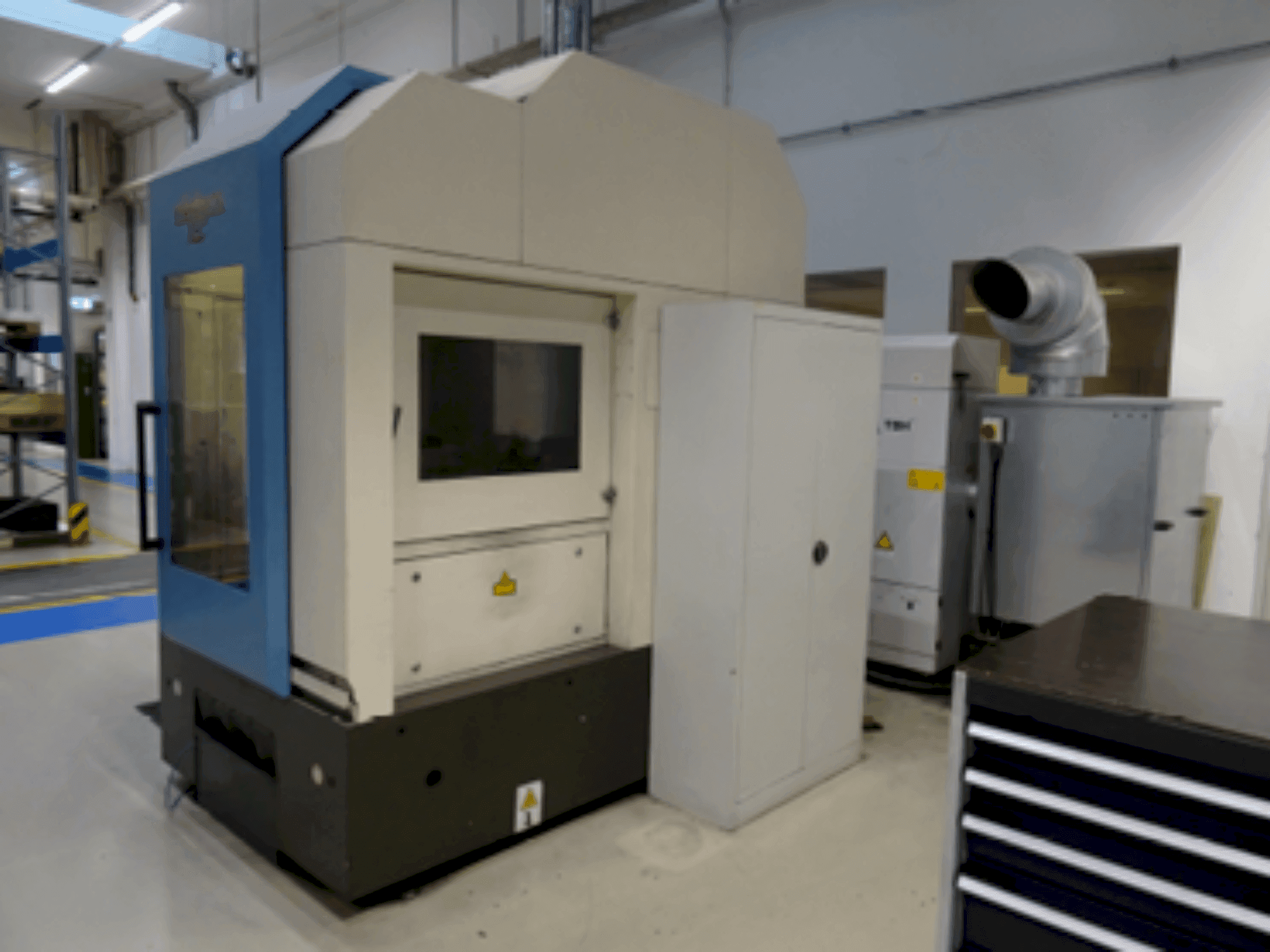 Vista izquierda de la máquina Roders RFM 760