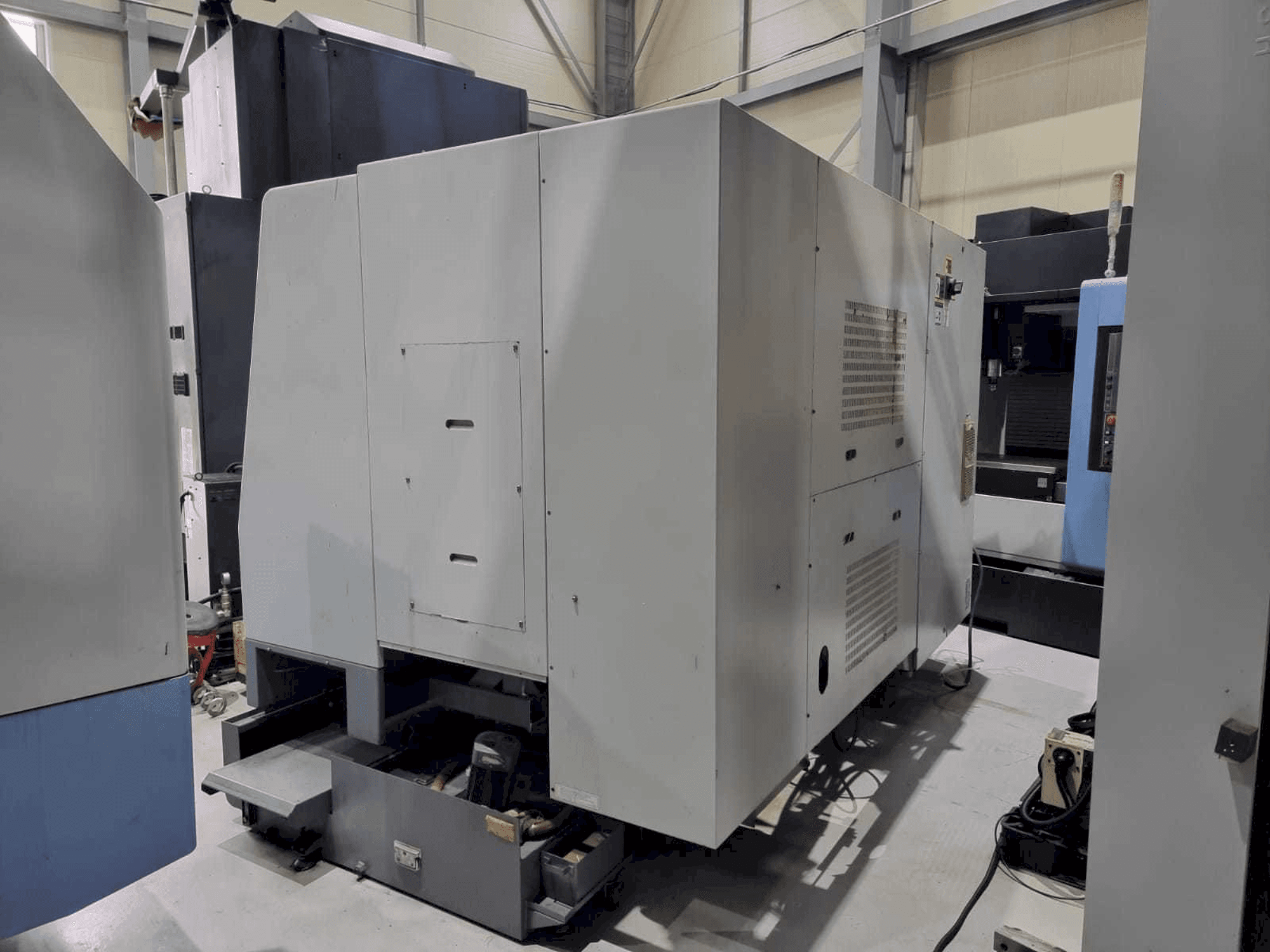 Vista frontal de la máquina Hyundai Kia SKT250Y