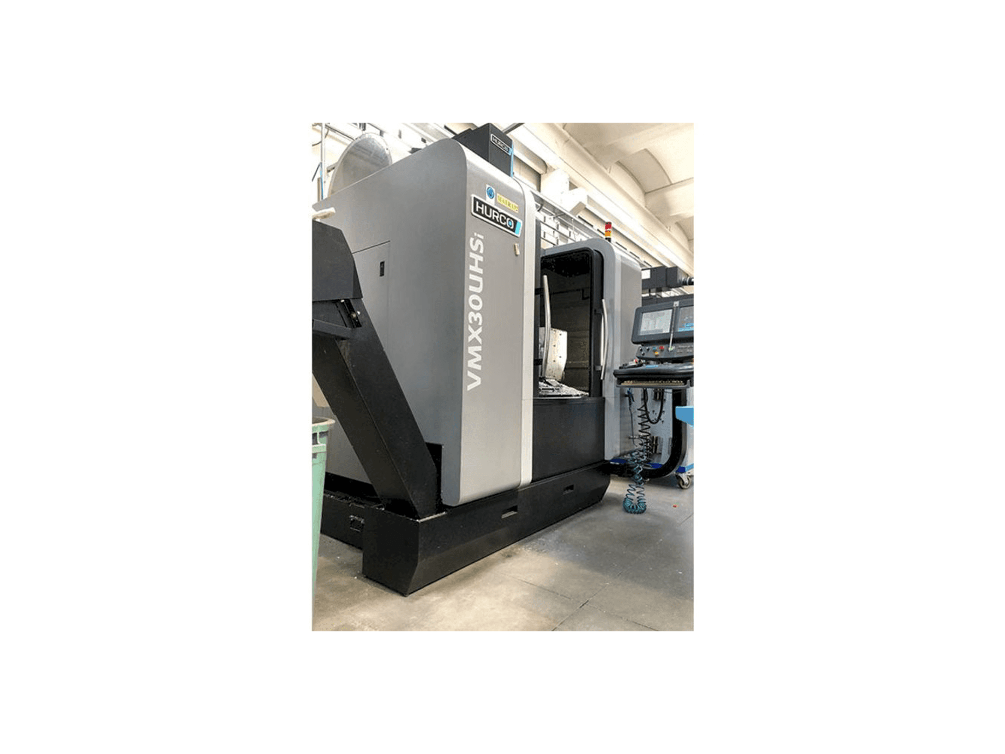 Vista frontal de la máquina Hurco VMX30 UHSi