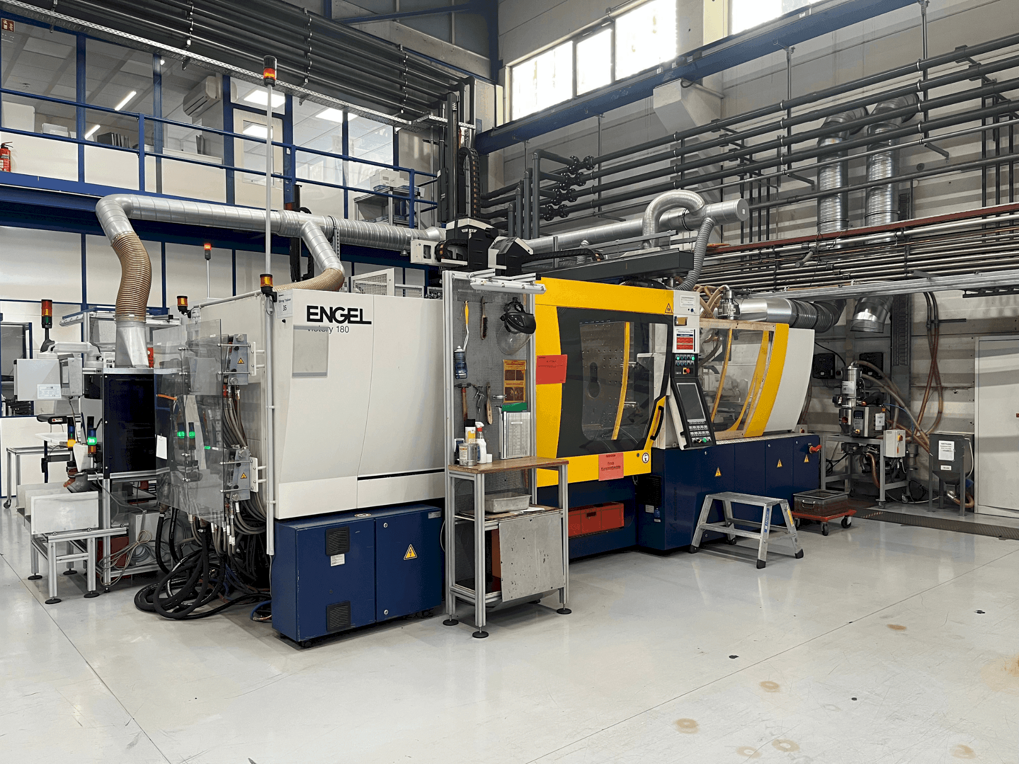 Front view of Engel Victory 200H/60W/180 combi + Viper 40 machine