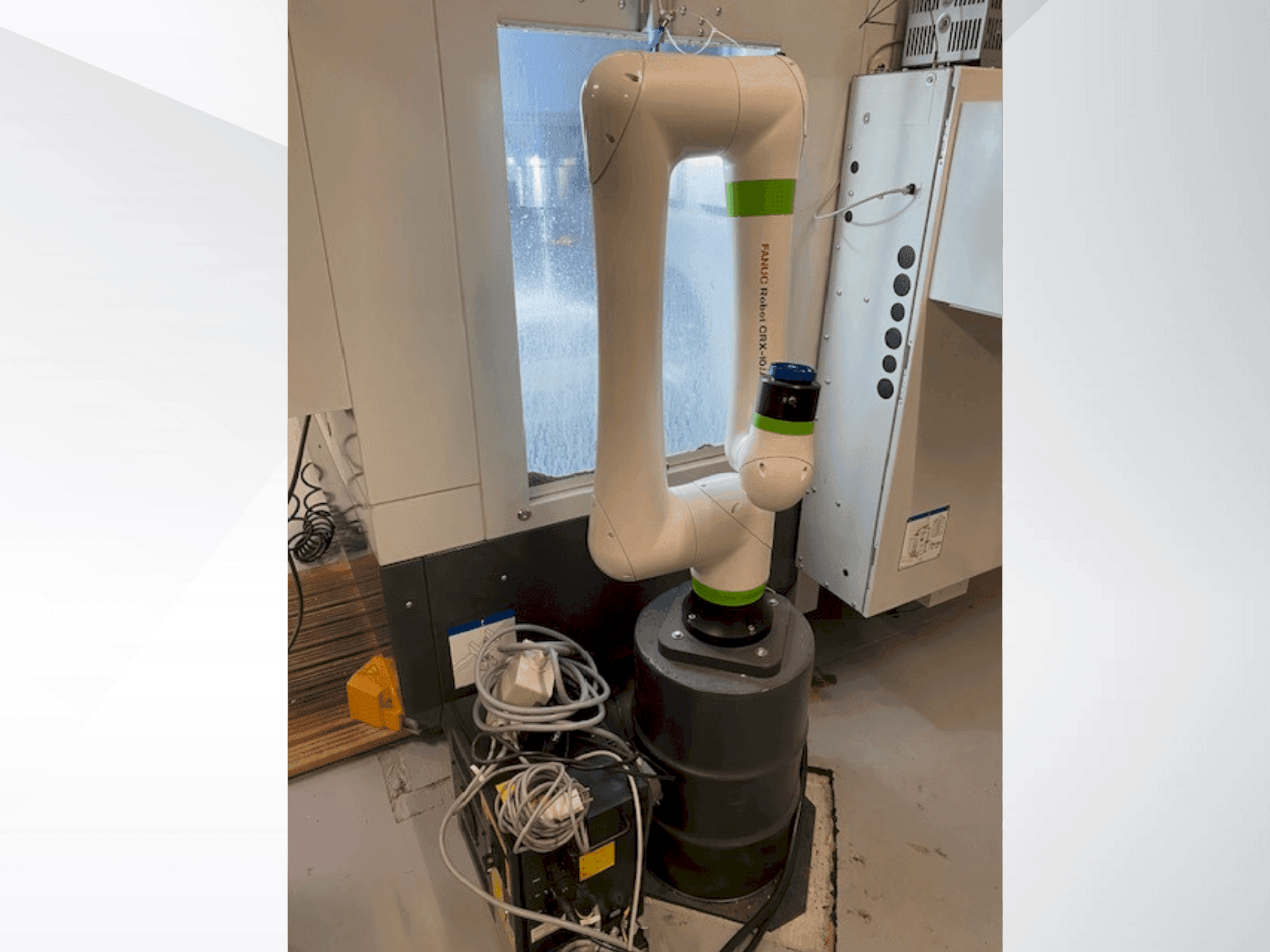 Vista frontal de la máquina FANUC CRX10iA