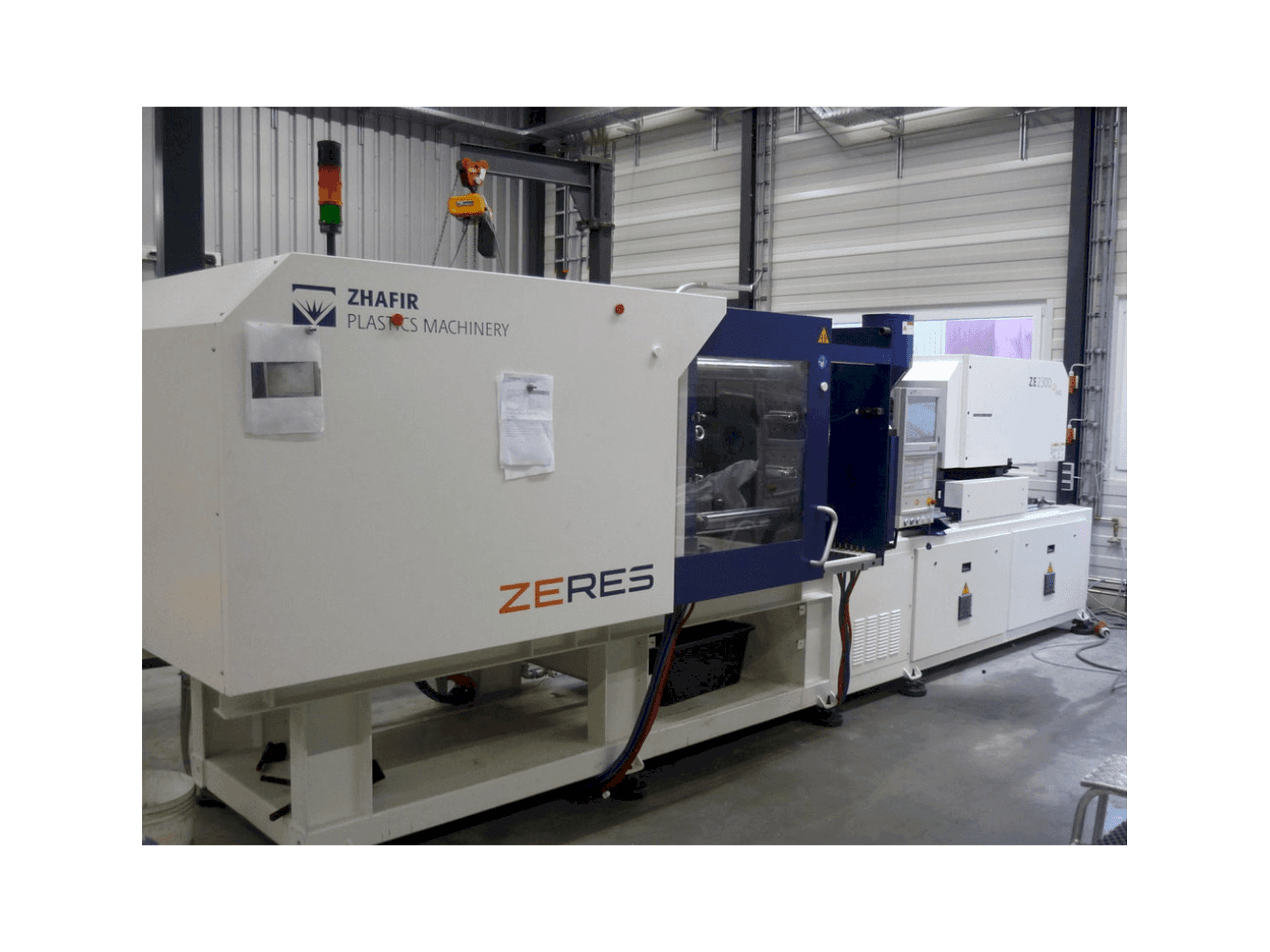 Vista frontal de la máquina ZHAFIR ZERES 2300 Haitian